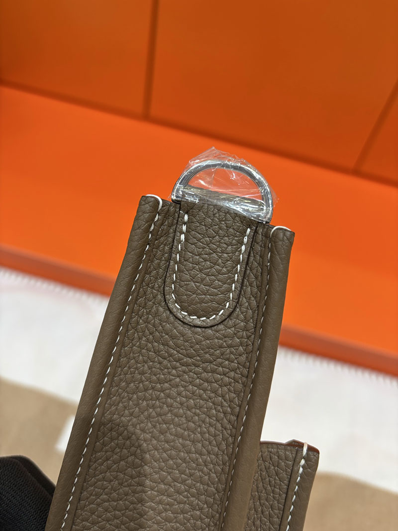 エルメス エヴリンの通販 HERMES エヴリン 29 PM ベージュ×エトゥープ トワルアッシュ/トゴ シルバー金具 2633948 エヴリン pm コーデ - 画像 (2)