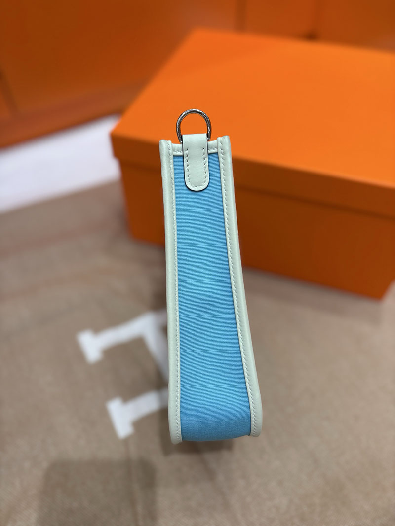 エルメス エヴリン ミニ HERMES エヴリン TPM ベージュ×ブルー トワルアッシュ/トゴ シルバー金具 2633951 エヴリンTPM 使い勝手 - 画像 (7)