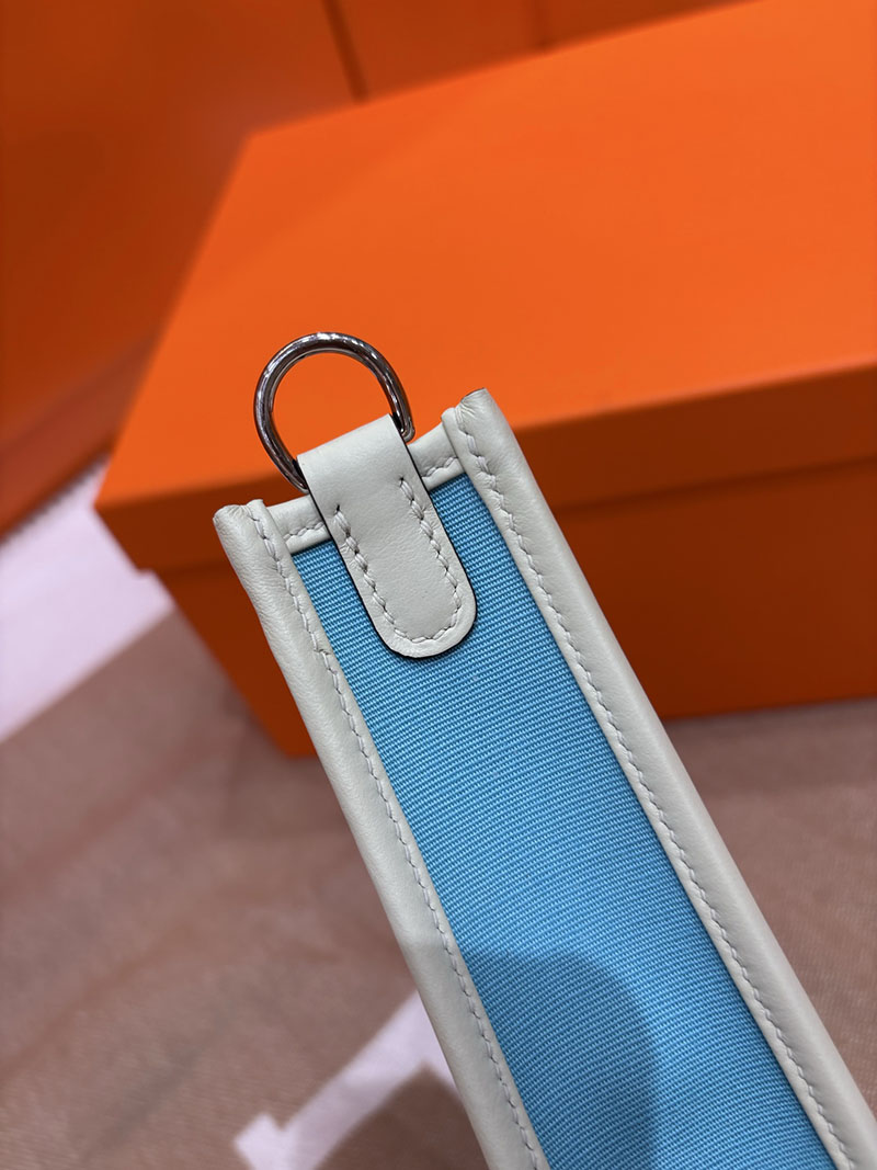 エルメス エヴリン ミニ HERMES エヴリン TPM ベージュ×ブルー トワルアッシュ/トゴ シルバー金具 2633951 エヴリンTPM 使い勝手 - 画像 (6)
