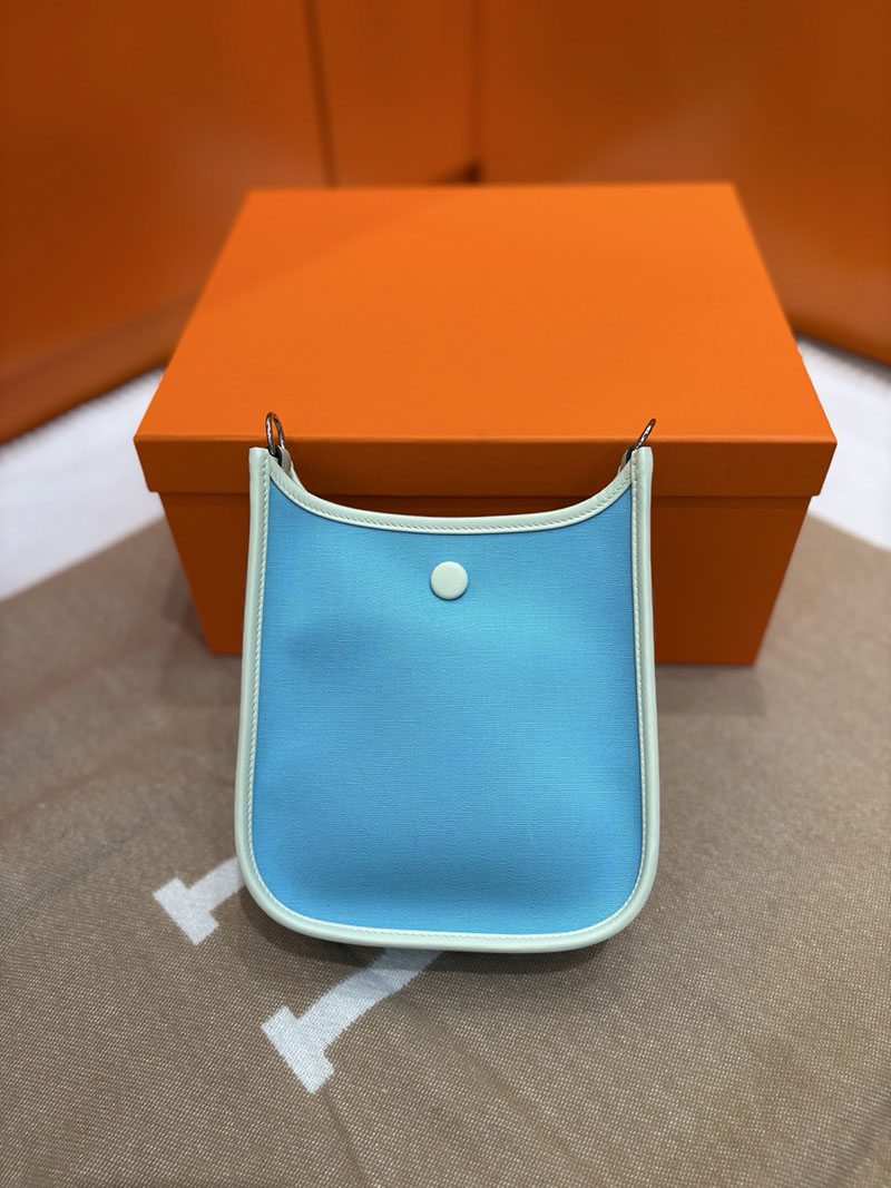 エルメス エヴリン ミニ HERMES エヴリン TPM ベージュ×ブルー トワルアッシュ/トゴ シルバー金具 2633951 エヴリンTPM 使い勝手 - 画像 (5)