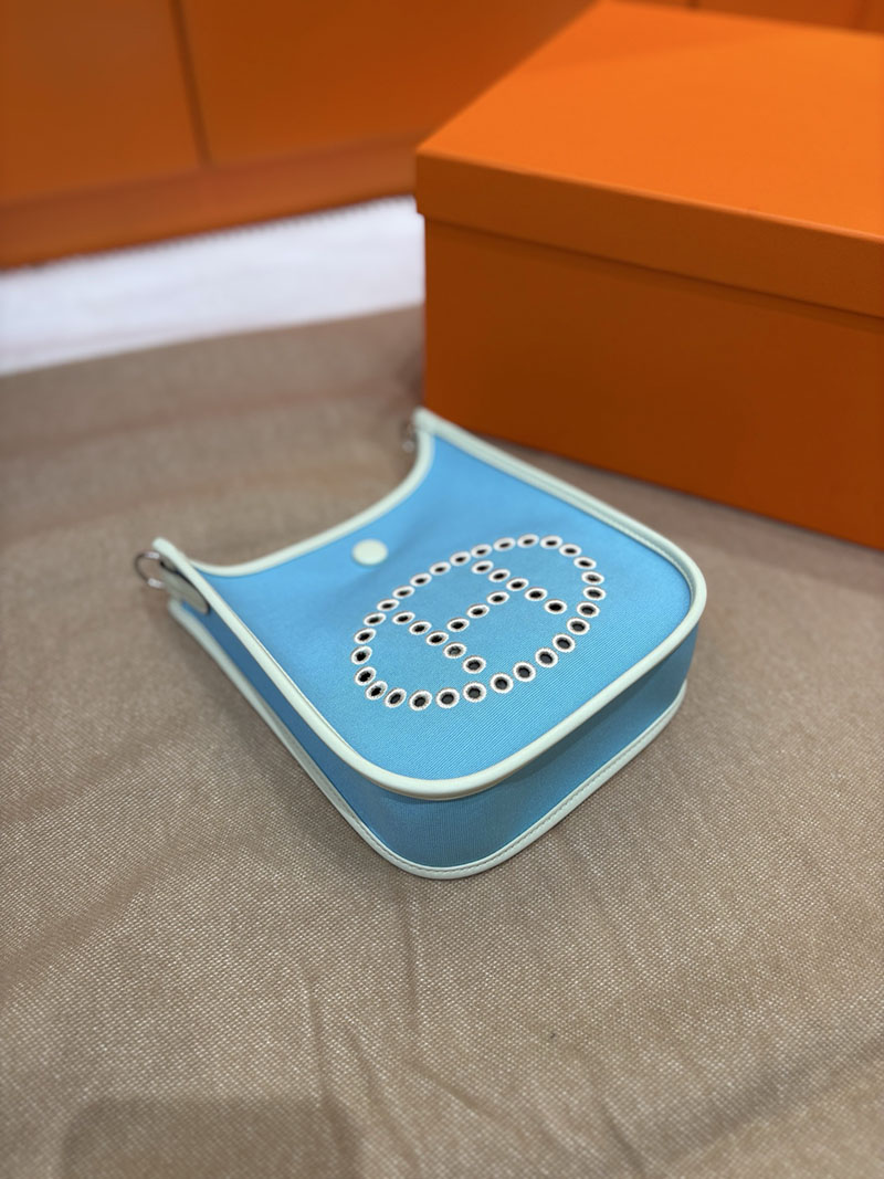 エルメス エヴリン ミニ HERMES エヴリン TPM ベージュ×ブルー トワルアッシュ/トゴ シルバー金具 2633951 エヴリンTPM 使い勝手 - 画像 (4)