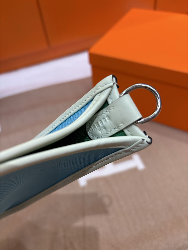 エルメス エヴリン ミニ HERMES エヴリン TPM ベージュ×ブルー トワルアッシュ/トゴ シルバー金具 2633951 エヴリンTPM 使い勝手 - 画像 (3)