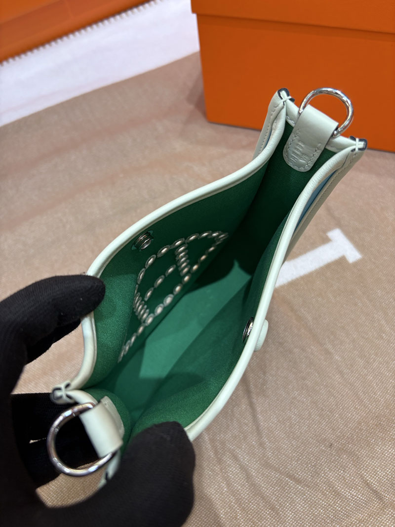 エルメス エヴリン ミニ HERMES エヴリン TPM ベージュ×ブルー トワルアッシュ/トゴ シルバー金具 2633951 エヴリンTPM 使い勝手 - 画像 (2)