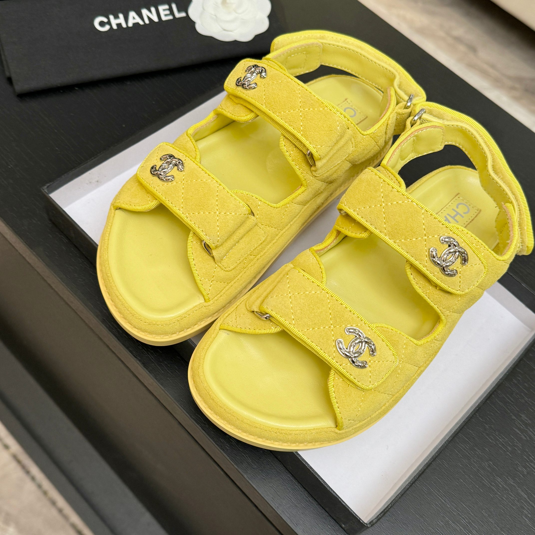 CHANEL(シャネル) × サンダル・ミュール(レディース)マジックテープ サンダル登場 シャネルサンダルイエロー - 画像 (2)