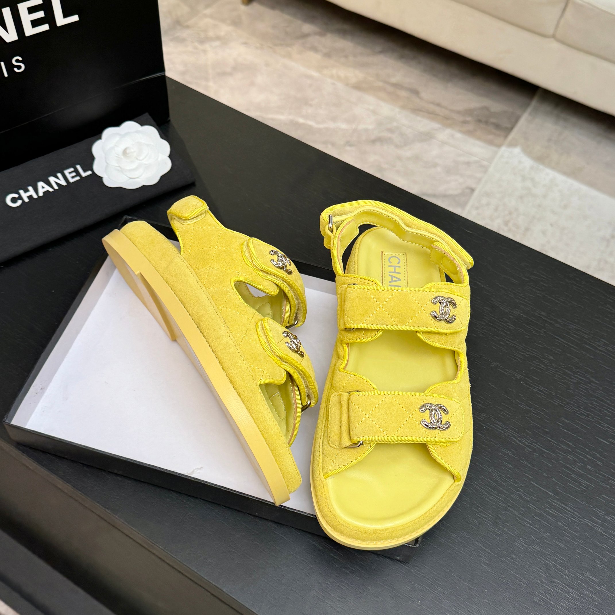 CHANEL(シャネル) × サンダル・ミュール(レディース)マジックテープ サンダル登場 シャネルサンダルイエロー - 画像 (3)