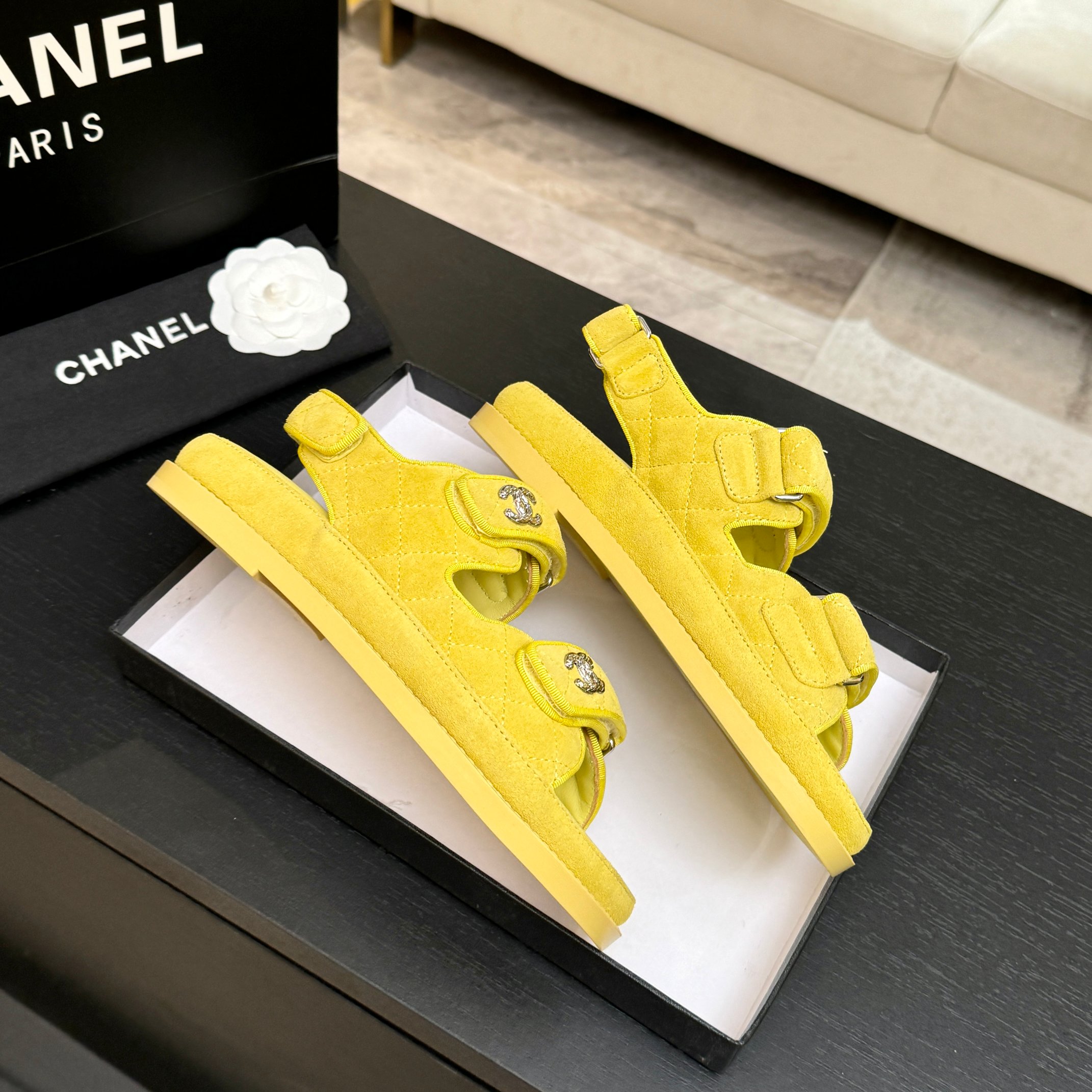 CHANEL(シャネル) × サンダル・ミュール(レディース)マジックテープ サンダル登場 シャネルサンダルイエロー - 画像 (4)