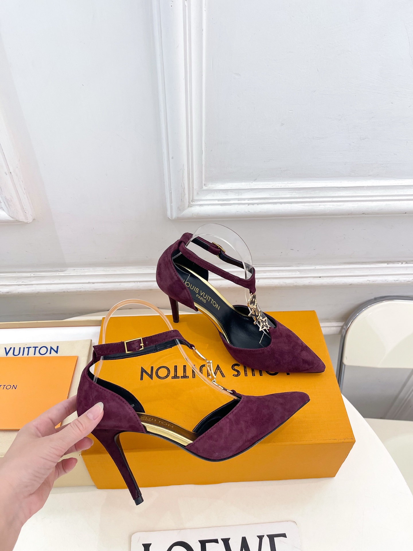【2026年春夏新作】LOUIS VUITTON | ルイ・ヴィトン Tストラップ メタルバックル ポインテッドトゥ サンダル - 画像 (4)