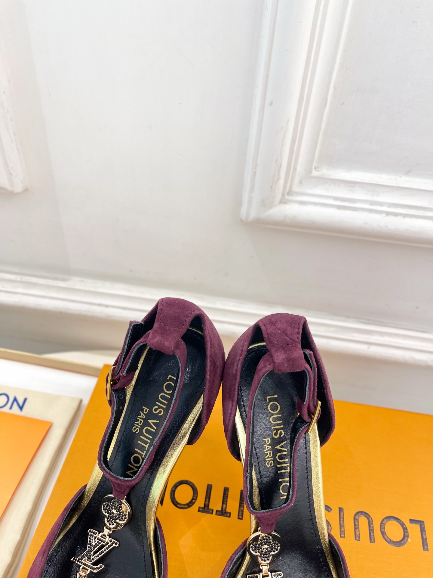 【2026年春夏新作】LOUIS VUITTON | ルイ・ヴィトン Tストラップ メタルバックル ポインテッドトゥ サンダル - 画像 (8)