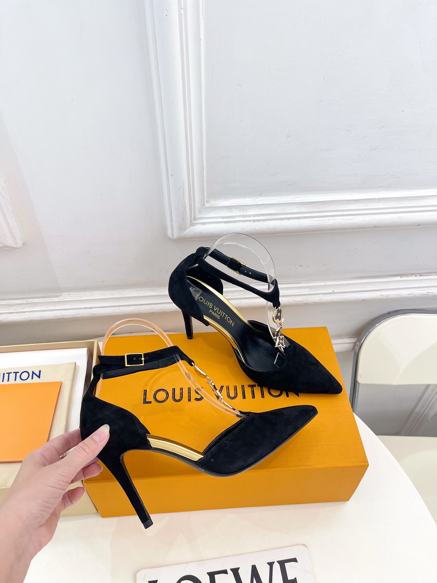 LOUIS VUITTON | ルイ・ヴィトンTストラップ メタルバックル ポインテッドトゥ サンダル ルイヴィトンサンダルレディース - 画像 (4)