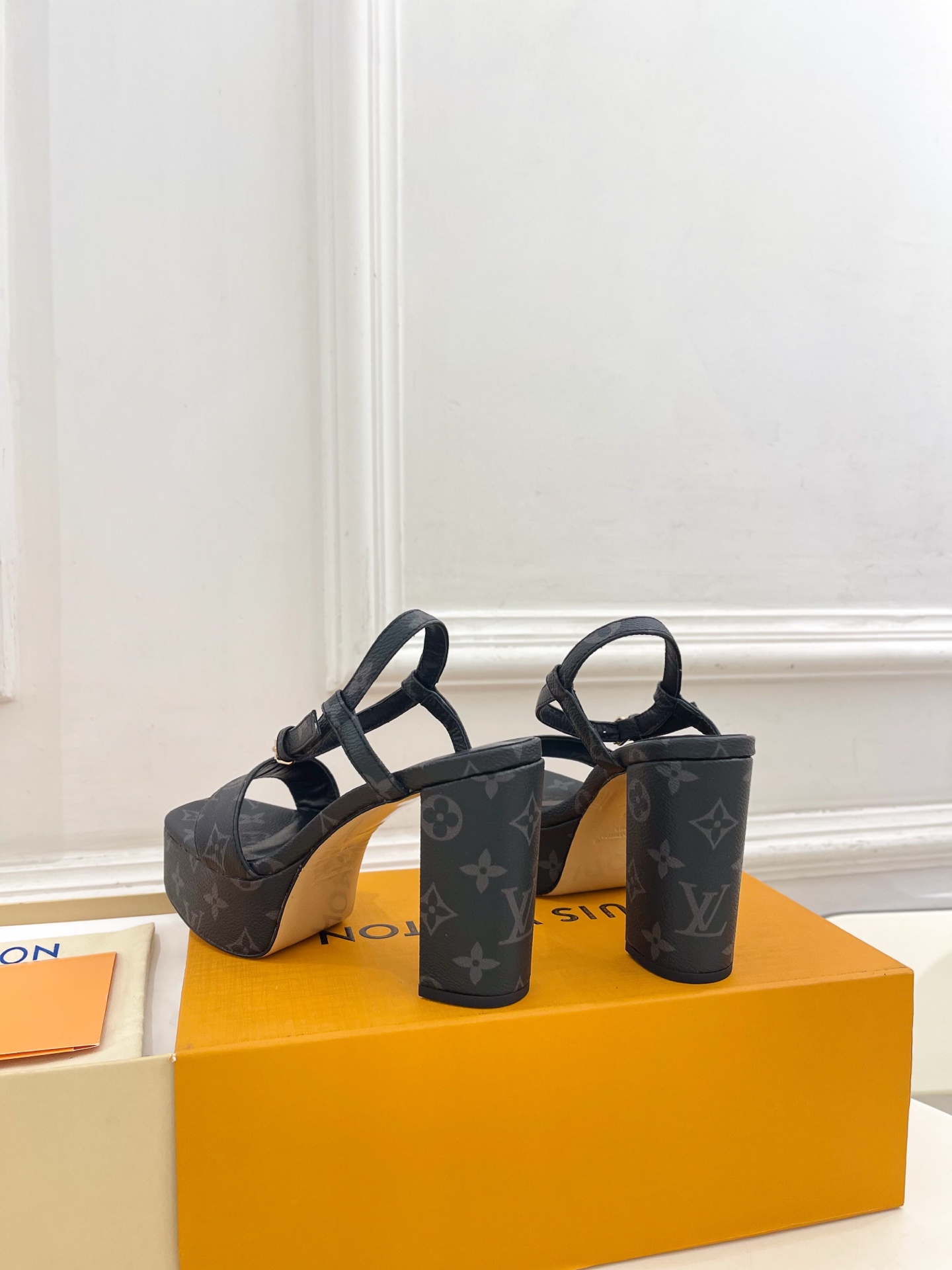 【2026年春夏新作】LOUIS VUITTON | ルイ・ヴィトン モノグラム プラットフォーム サンダル ルイヴィトン モノグラム サンダル - 画像 (8)