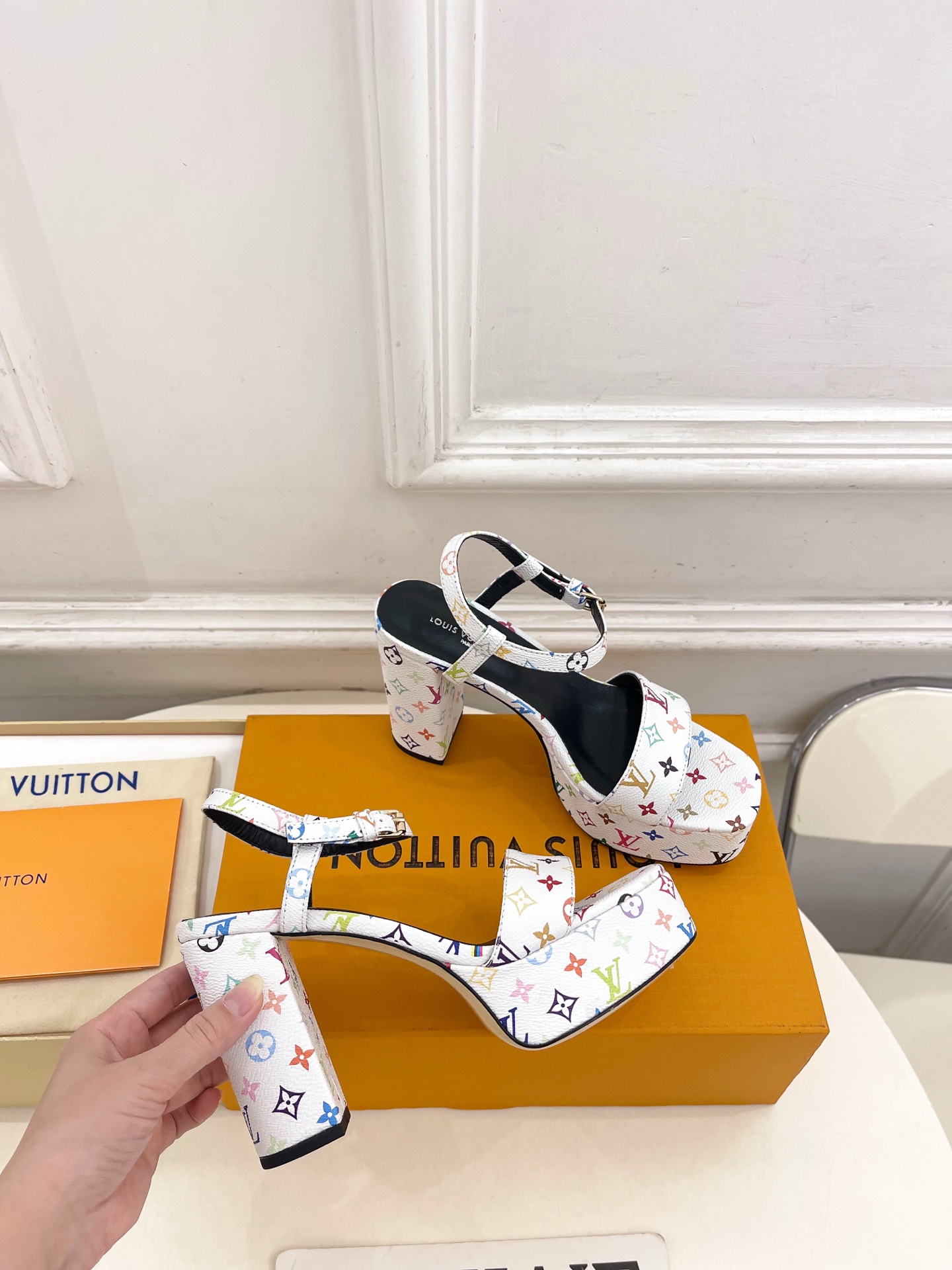 LOUIS VUITTON | ルイ・ヴィトン モノグラム プラットフォーム サンダル【2026年春夏新作】 - 画像 (4)