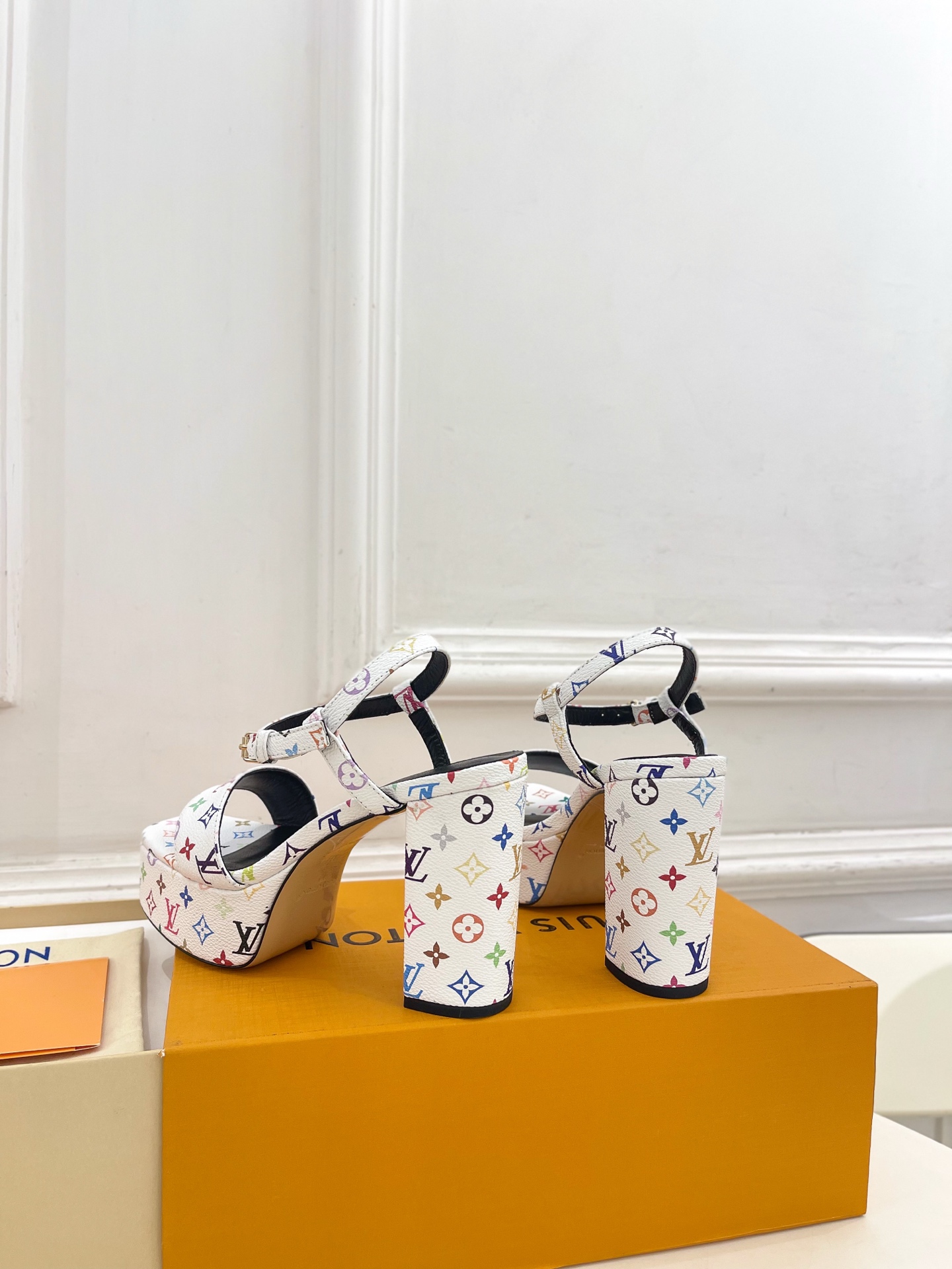LOUIS VUITTON | ルイ・ヴィトン モノグラム プラットフォーム サンダル【2026年春夏新作】 - 画像 (7)