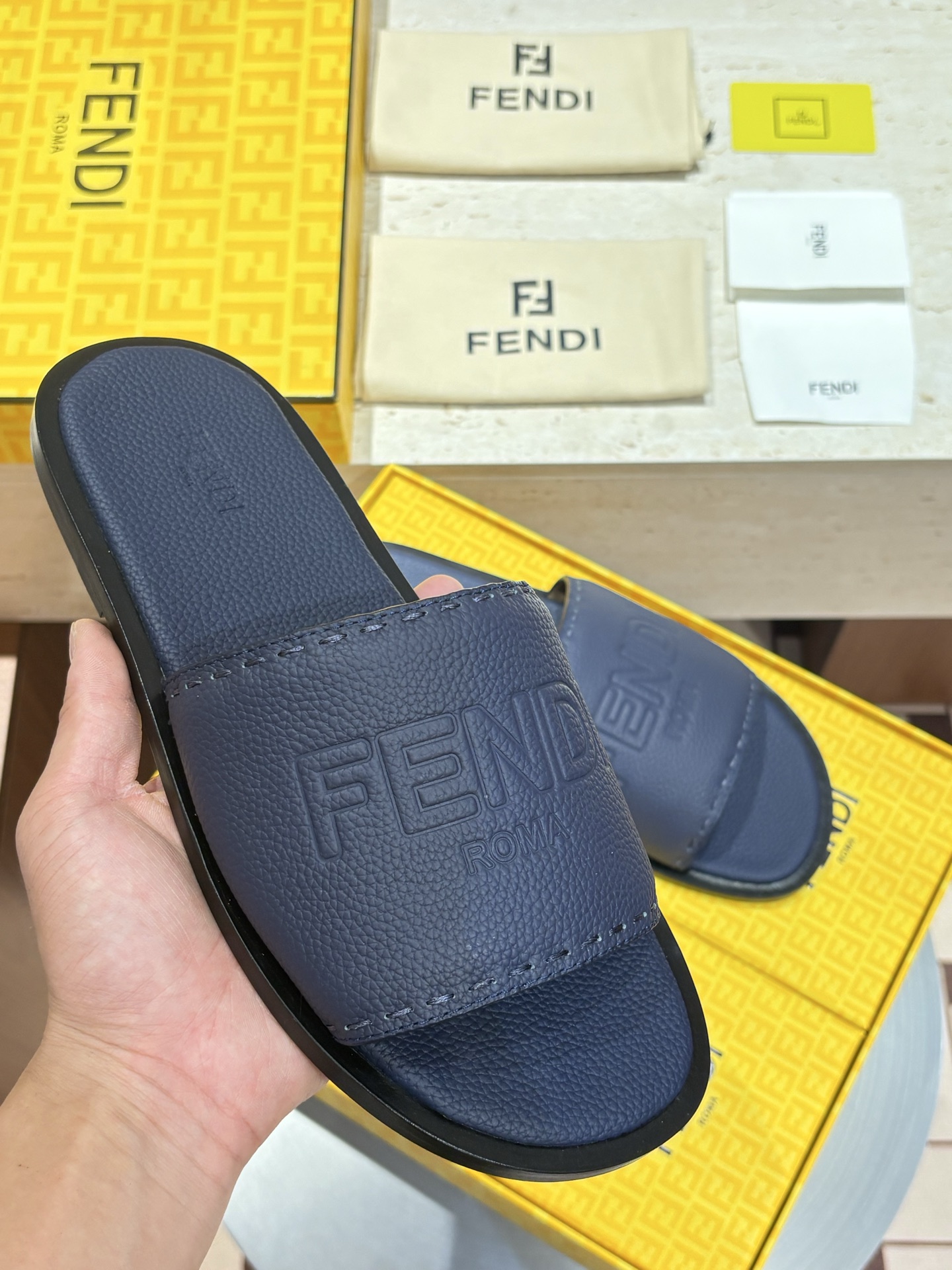 新品 FENDI(フェンディ)風 2026年春夏コレクション レザー ミュール スライドサンダル 本革 ゴージャス おしゃれ 16色から選べます - 画像 (2)