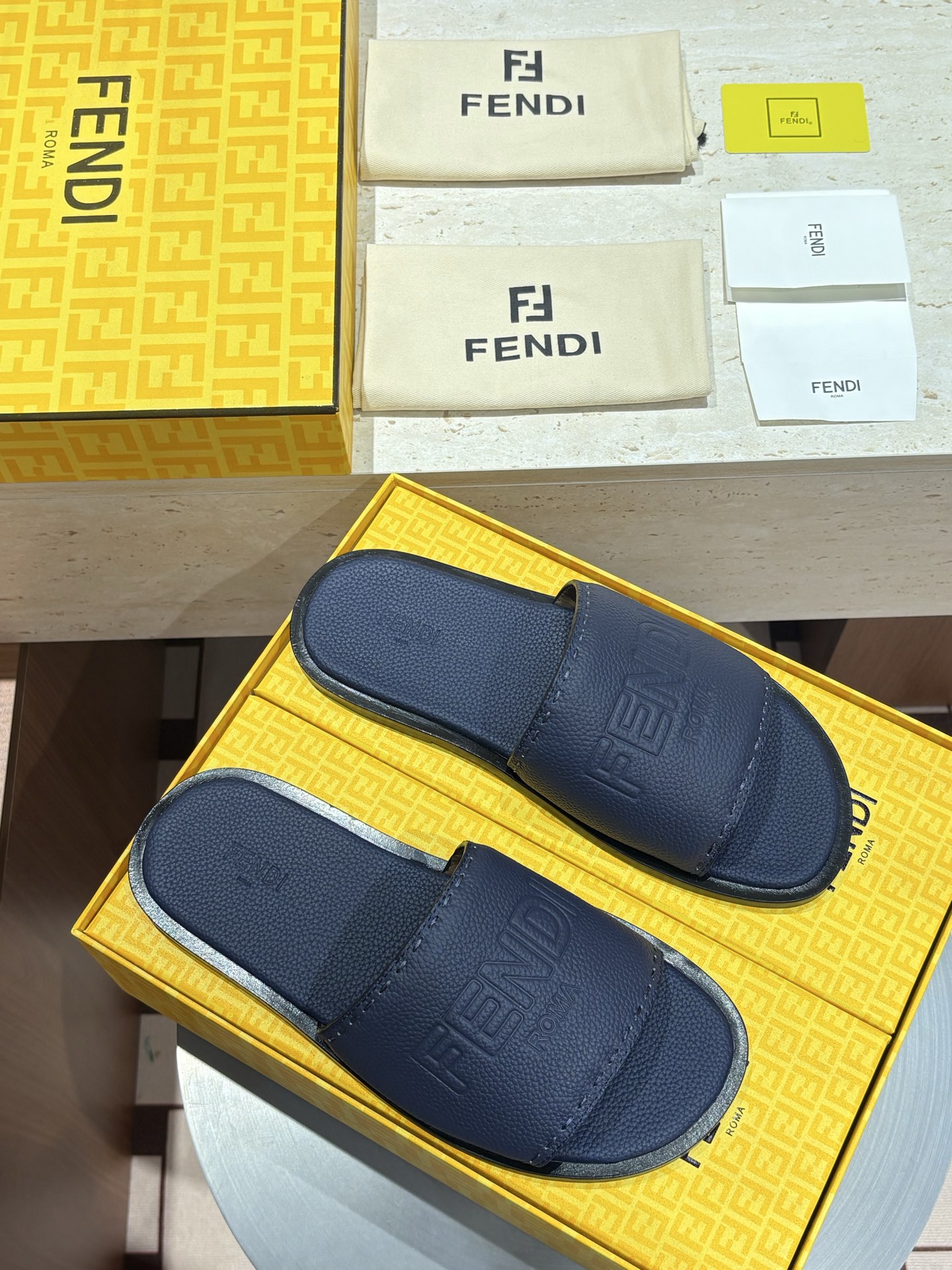 新品 FENDI(フェンディ)風 2026年春夏コレクション レザー ミュール スライドサンダル 本革 ゴージャス おしゃれ 16色から選べます - 画像 (3)