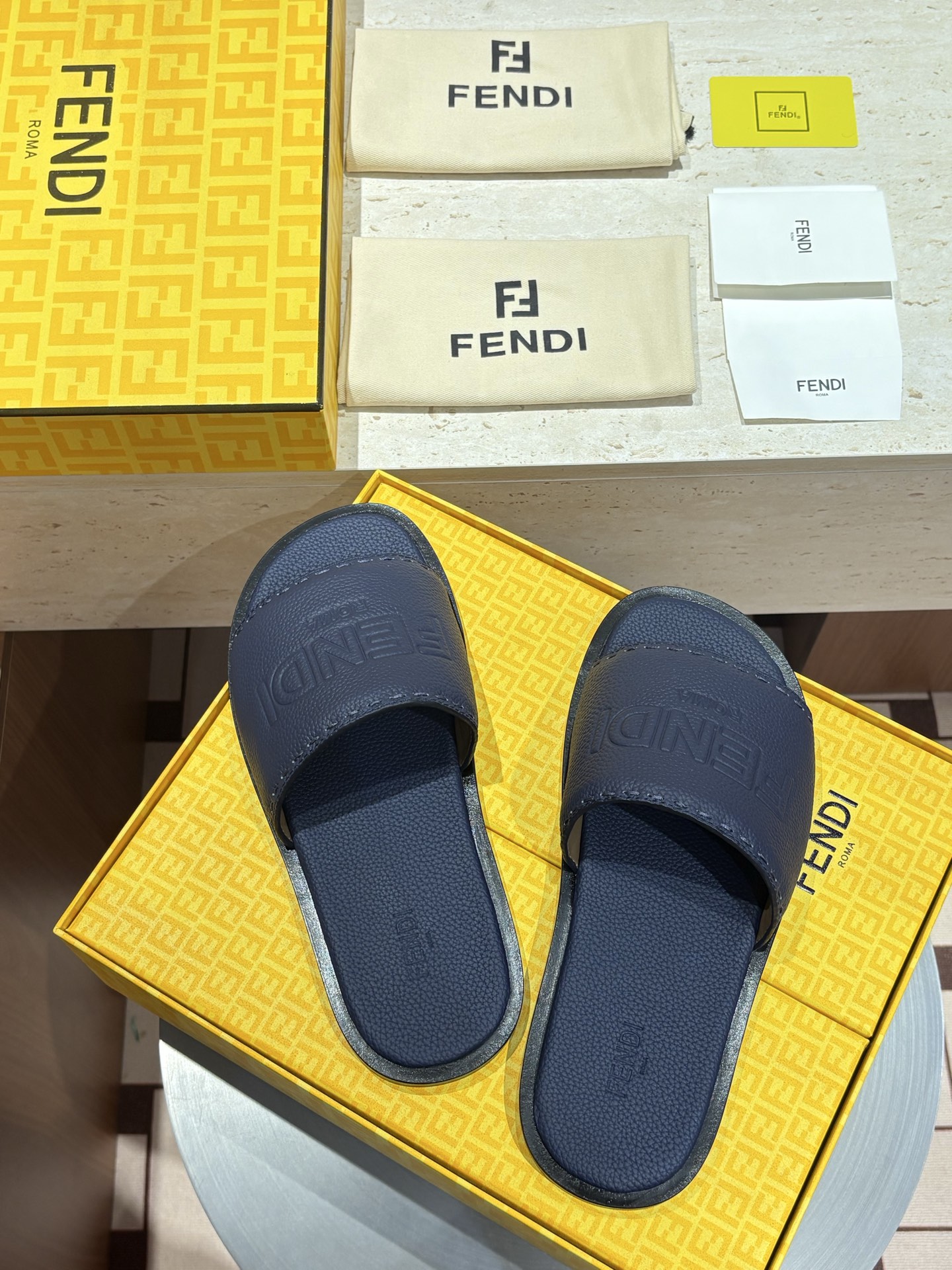 新品 FENDI(フェンディ)風 2026年春夏コレクション レザー ミュール スライドサンダル 本革 ゴージャス おしゃれ 16色から選べます - 画像 (4)