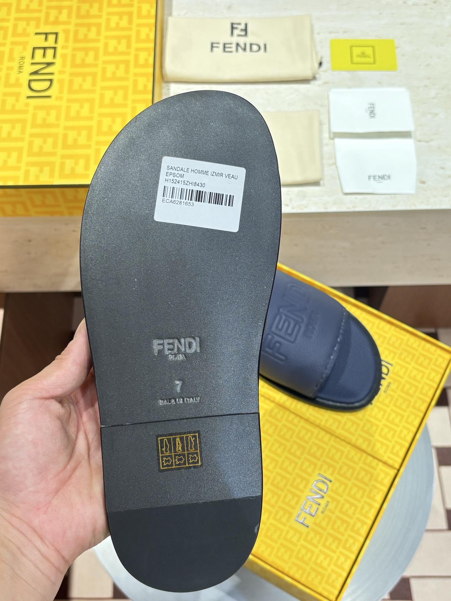 新品 FENDI(フェンディ)風 2026年春夏コレクション レザー ミュール スライドサンダル 本革 ゴージャス おしゃれ 16色から選べます - 画像 (5)