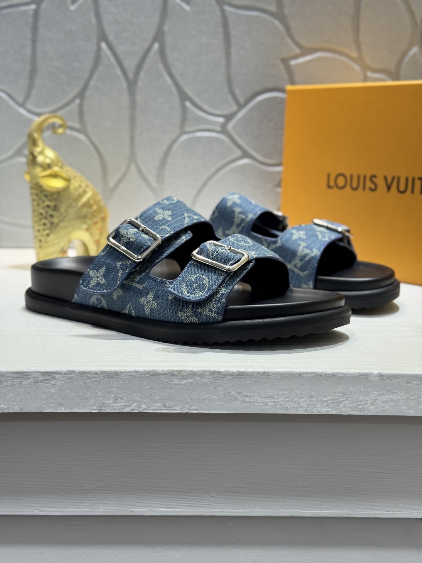 新作 LOUIS VUITTON(ルイ・ヴィトン)風 2026年春夏コレクション デニム ミュール スライドサンダル 9色から選べます - 画像 (2)