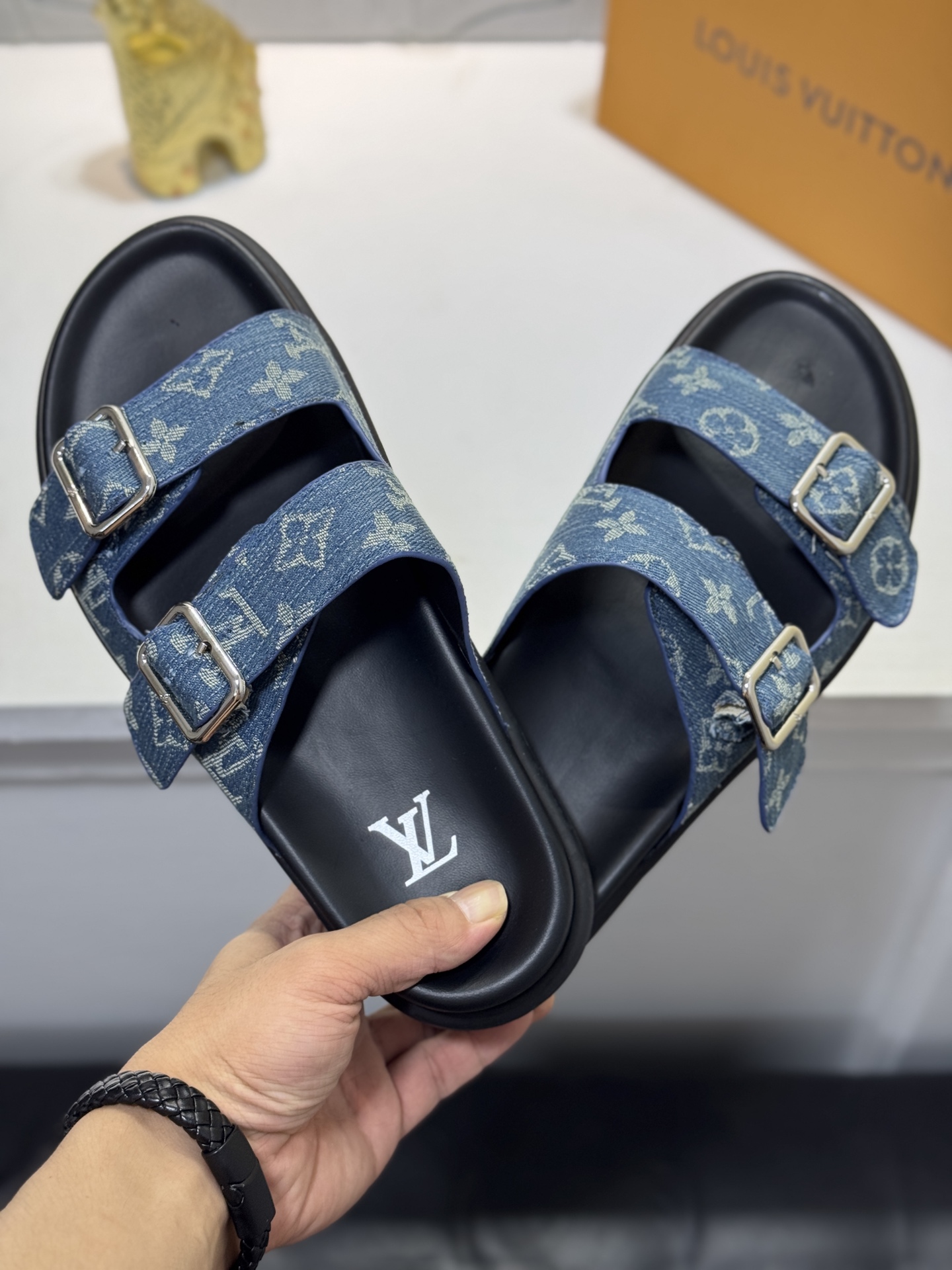 新作 LOUIS VUITTON(ルイ・ヴィトン)風 2026年春夏コレクション デニム ミュール スライドサンダル 9色から選べます - 画像 (4)