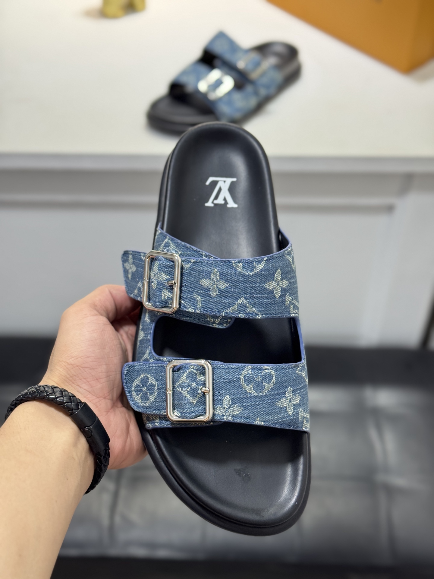 新作 LOUIS VUITTON(ルイ・ヴィトン)風 2026年春夏コレクション デニム ミュール スライドサンダル 9色から選べます - 画像 (6)