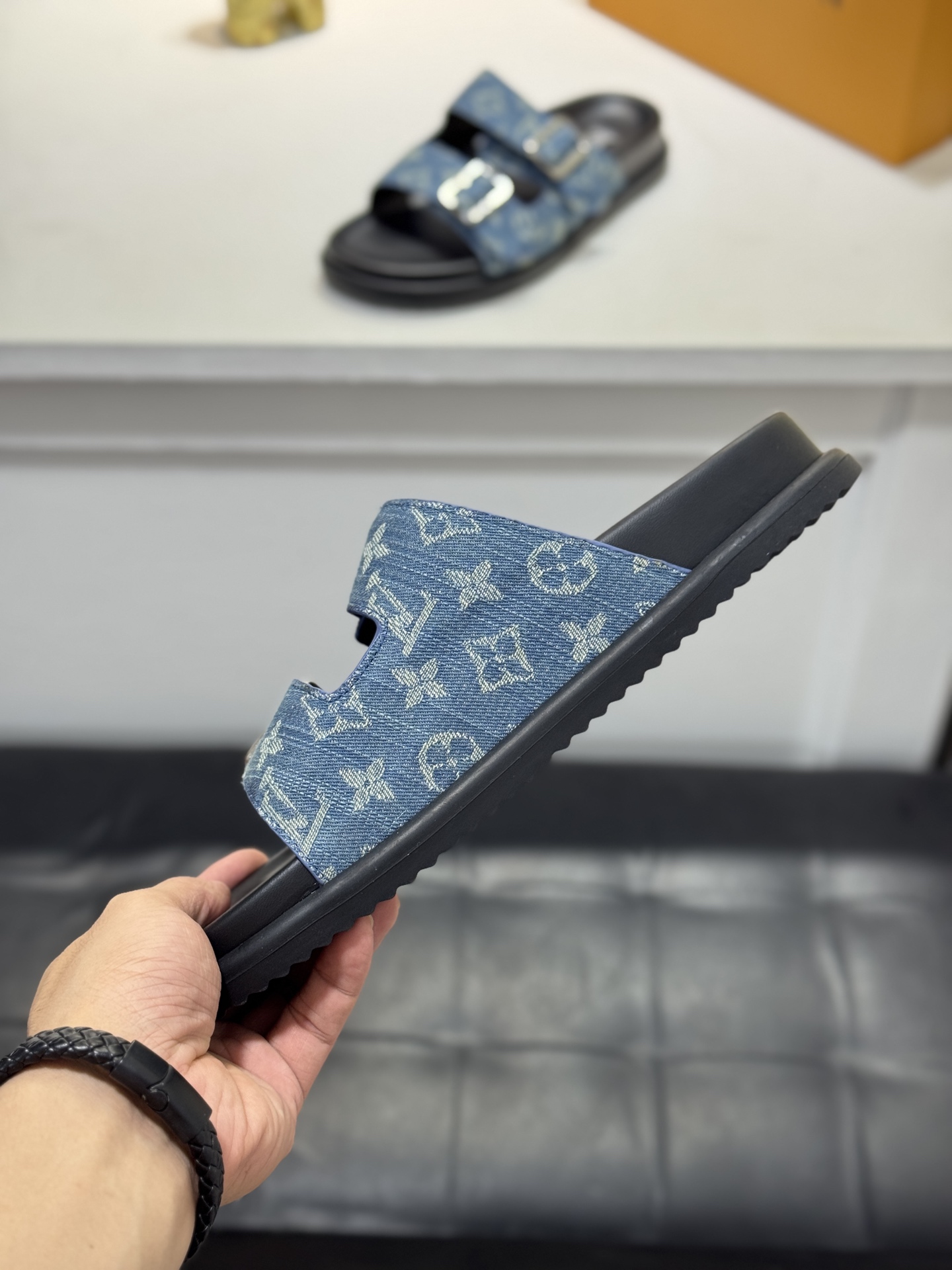 新作 LOUIS VUITTON(ルイ・ヴィトン)風 2026年春夏コレクション デニム ミュール スライドサンダル 9色から選べます - 画像 (7)