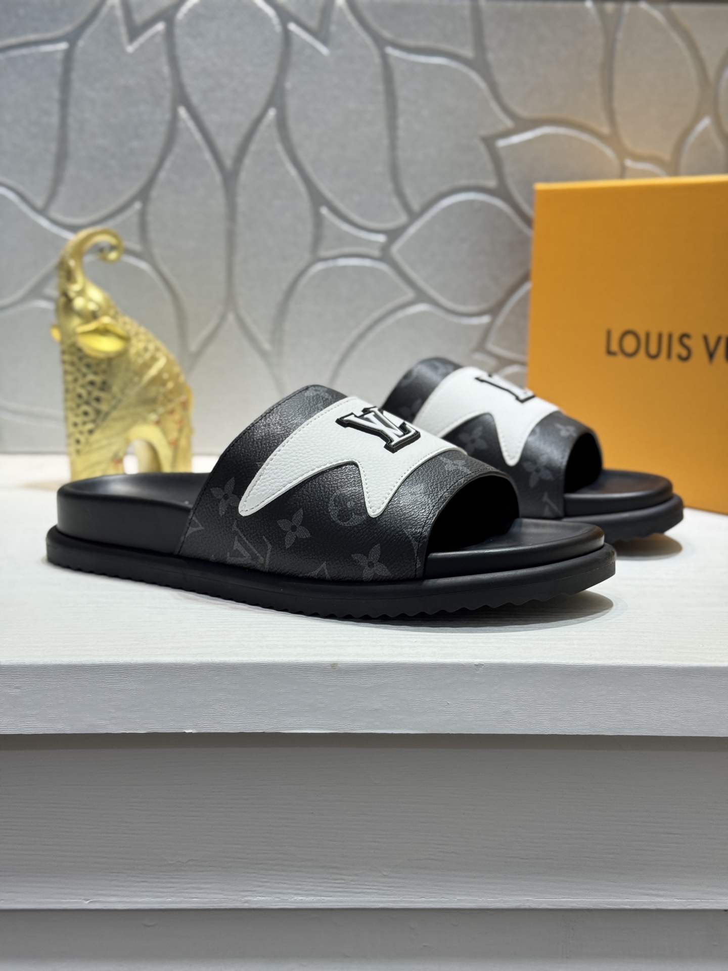 新品 LOUIS VUITTON(ルイ・ヴィトン)風 2026年春夏 デニム スライドサンダル マジックテープ 成型ソール おしゃれ 3色から選べます - 画像 (2)