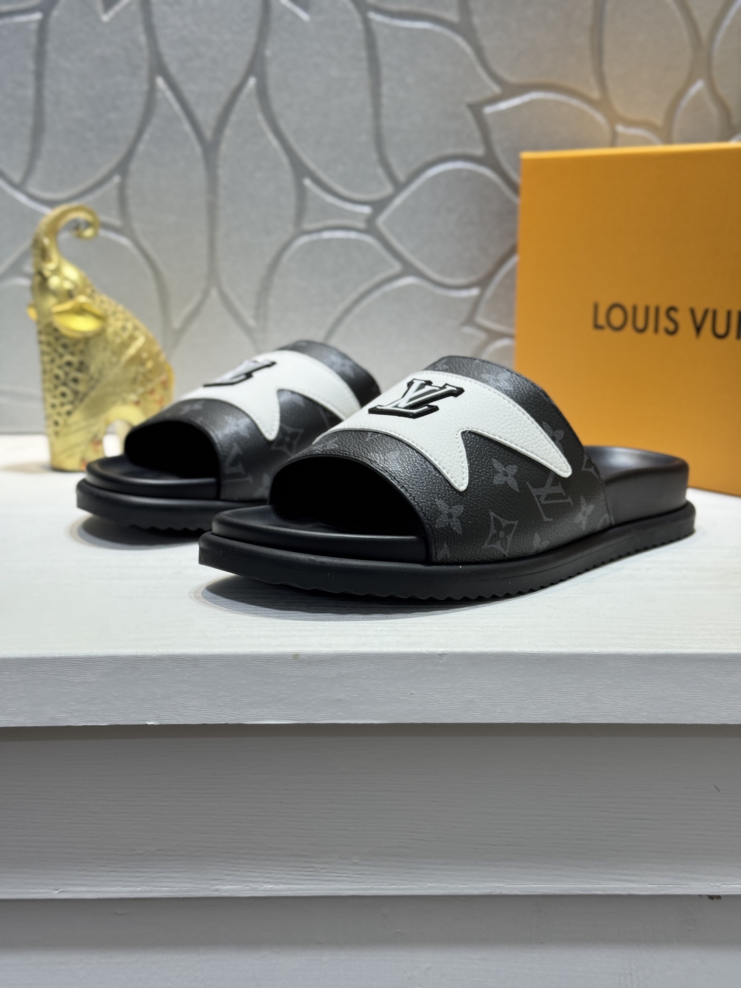 新品 LOUIS VUITTON(ルイ・ヴィトン)風 2026年春夏 デニム スライドサンダル マジックテープ 成型ソール おしゃれ 3色から選べます - 画像 (3)