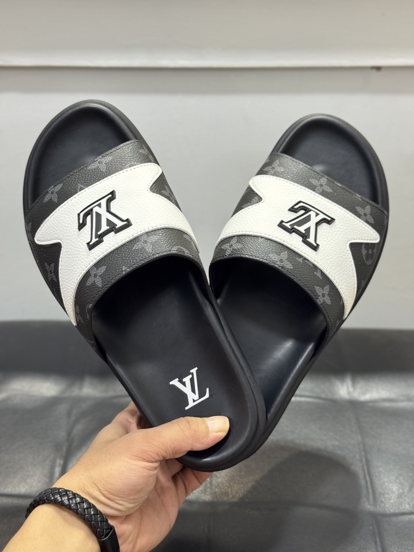 新品 LOUIS VUITTON(ルイ・ヴィトン)風 2026年春夏 デニム スライドサンダル マジックテープ 成型ソール おしゃれ 3色から選べます - 画像 (4)