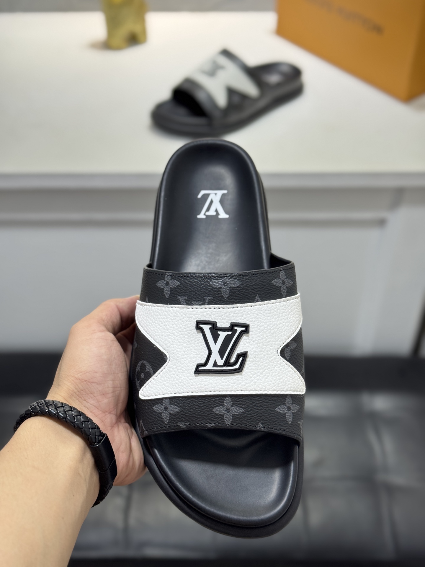 新品 LOUIS VUITTON(ルイ・ヴィトン)風 2026年春夏 デニム スライドサンダル マジックテープ 成型ソール おしゃれ 3色から選べます - 画像 (6)