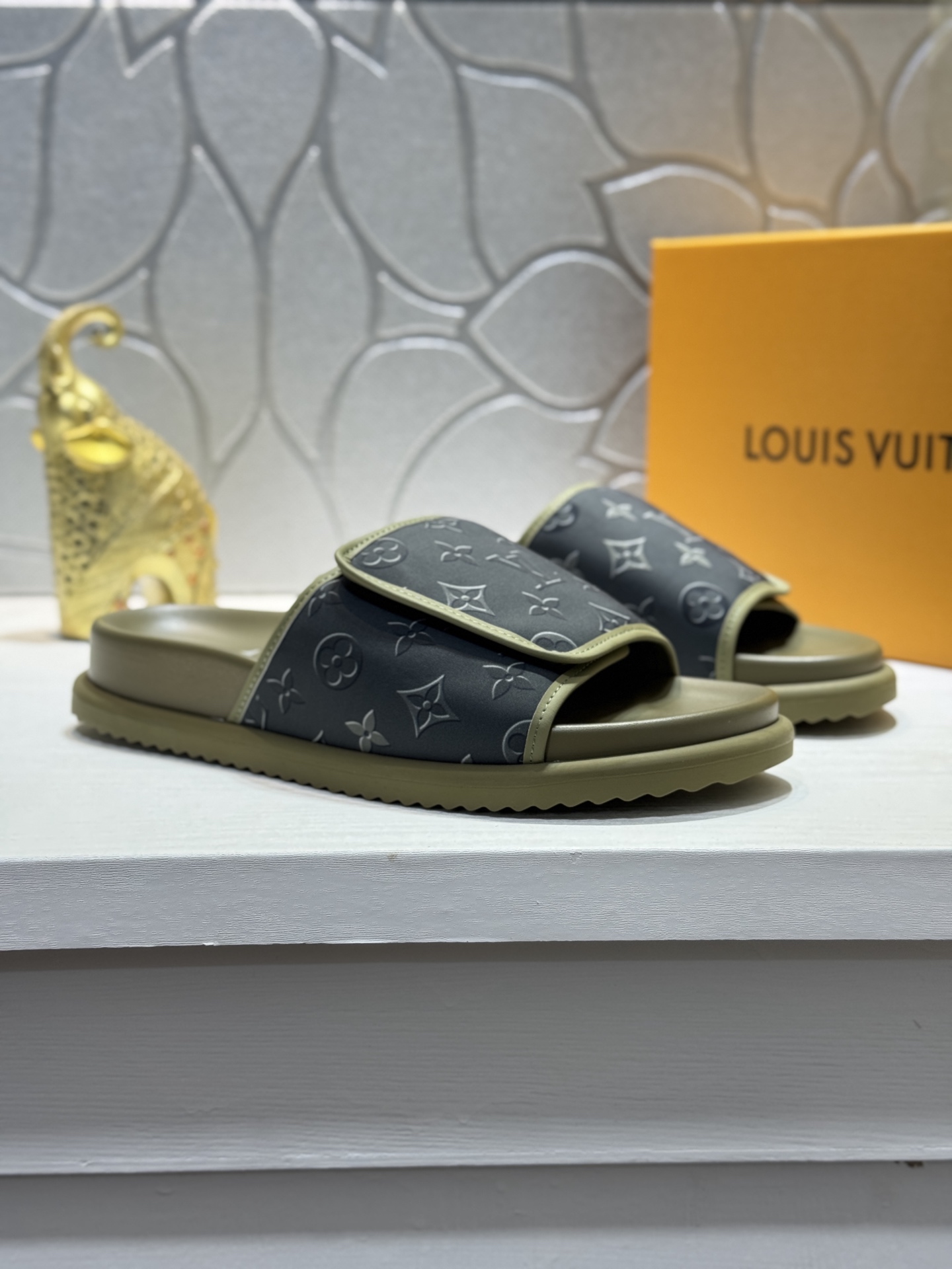 新品 LOUIS VUITTON(ルイ・ヴィトン)風 2026年春夏 デニム スライドサンダル マジックテープ 成型ソール 高品質 5色から選べます - 画像 (2)