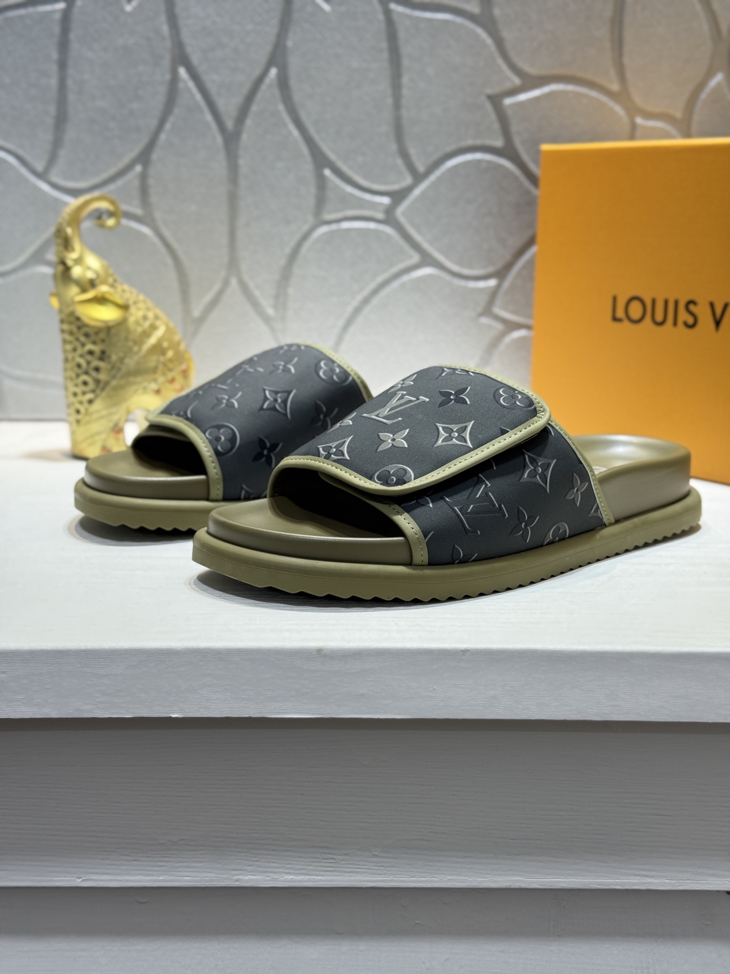 新品 LOUIS VUITTON(ルイ・ヴィトン)風 2026年春夏 デニム スライドサンダル マジックテープ 成型ソール 高品質 5色から選べます - 画像 (3)