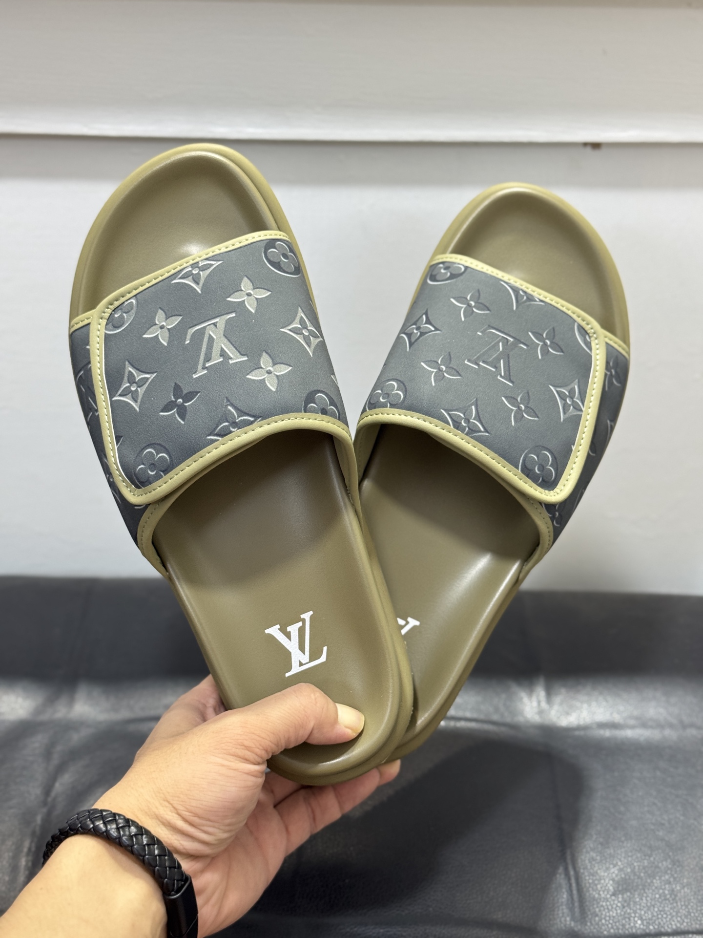 新品 LOUIS VUITTON(ルイ・ヴィトン)風 2026年春夏 デニム スライドサンダル マジックテープ 成型ソール 高品質 5色から選べます - 画像 (4)
