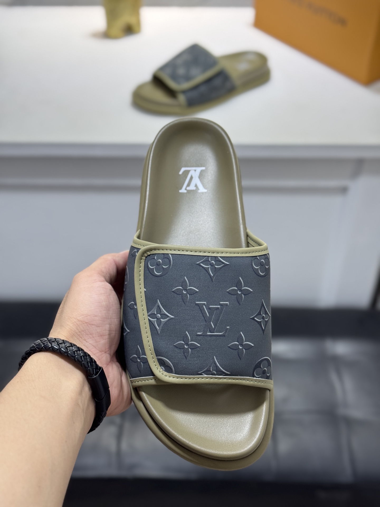 新品 LOUIS VUITTON(ルイ・ヴィトン)風 2026年春夏 デニム スライドサンダル マジックテープ 成型ソール 高品質 5色から選べます - 画像 (6)