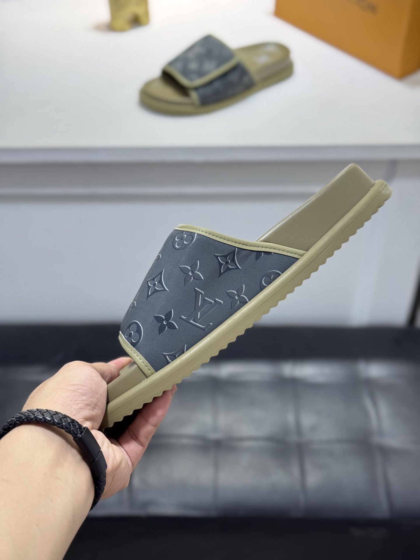 新品 LOUIS VUITTON(ルイ・ヴィトン)風 2026年春夏 デニム スライドサンダル マジックテープ 成型ソール 高品質 5色から選べます - 画像 (7)