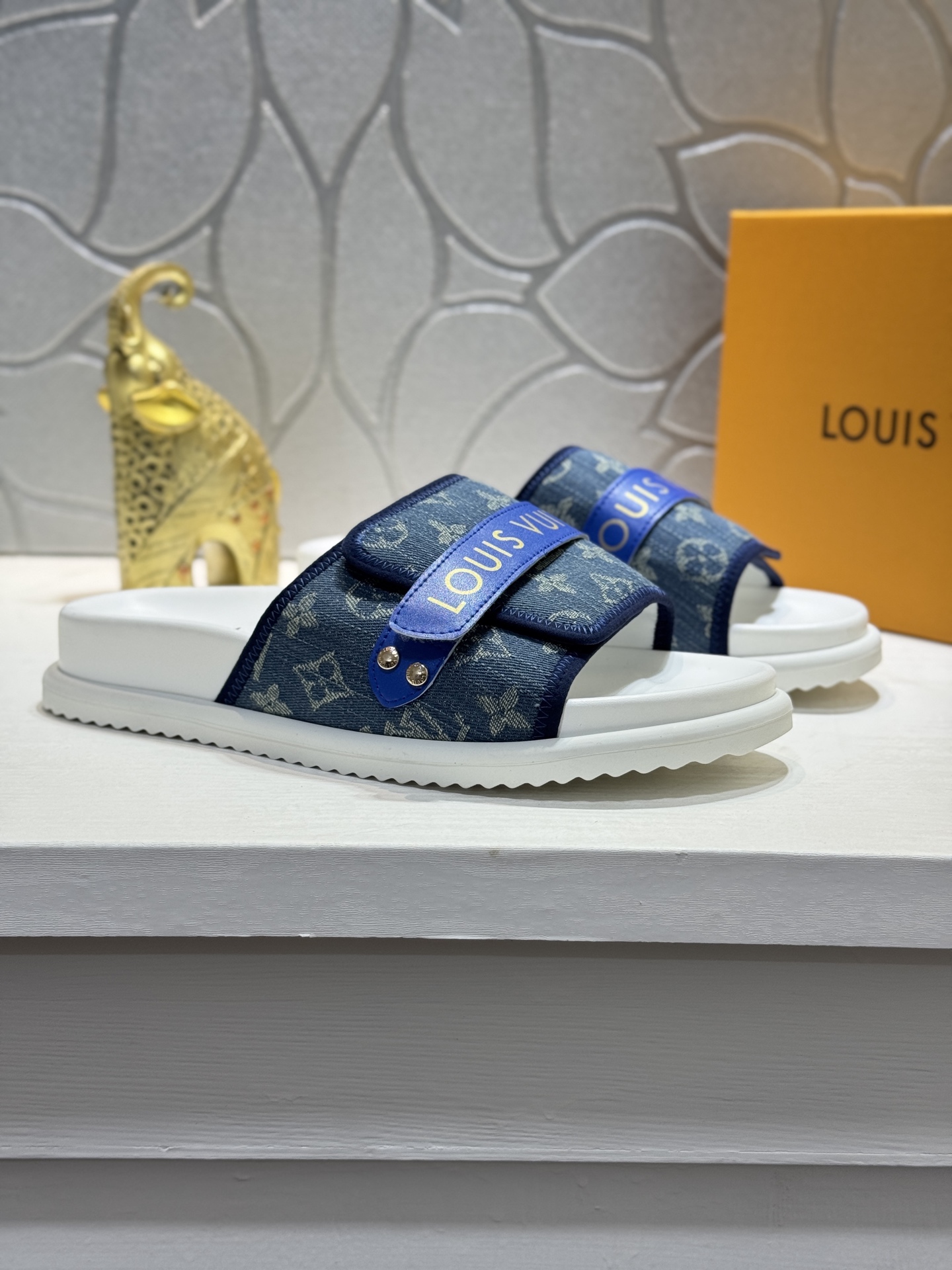 新作 LOUIS VUITTON(ルイ・ヴィトン)風 2026年春夏 デニム スライドサンダル 成型ソール 高品質 4色から選べます - 画像 (2)