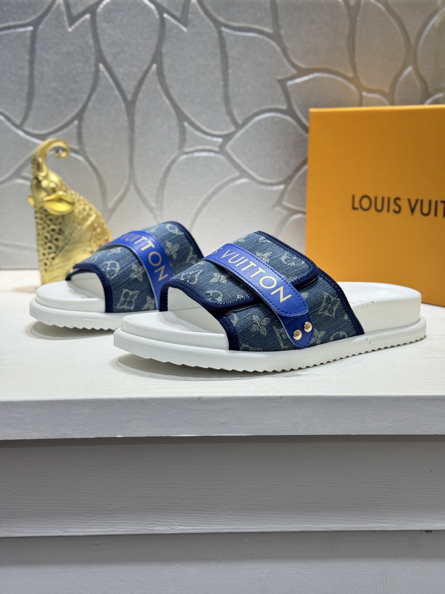 新作 LOUIS VUITTON(ルイ・ヴィトン)風 2026年春夏 デニム スライドサンダル 成型ソール 高品質 4色から選べます - 画像 (3)