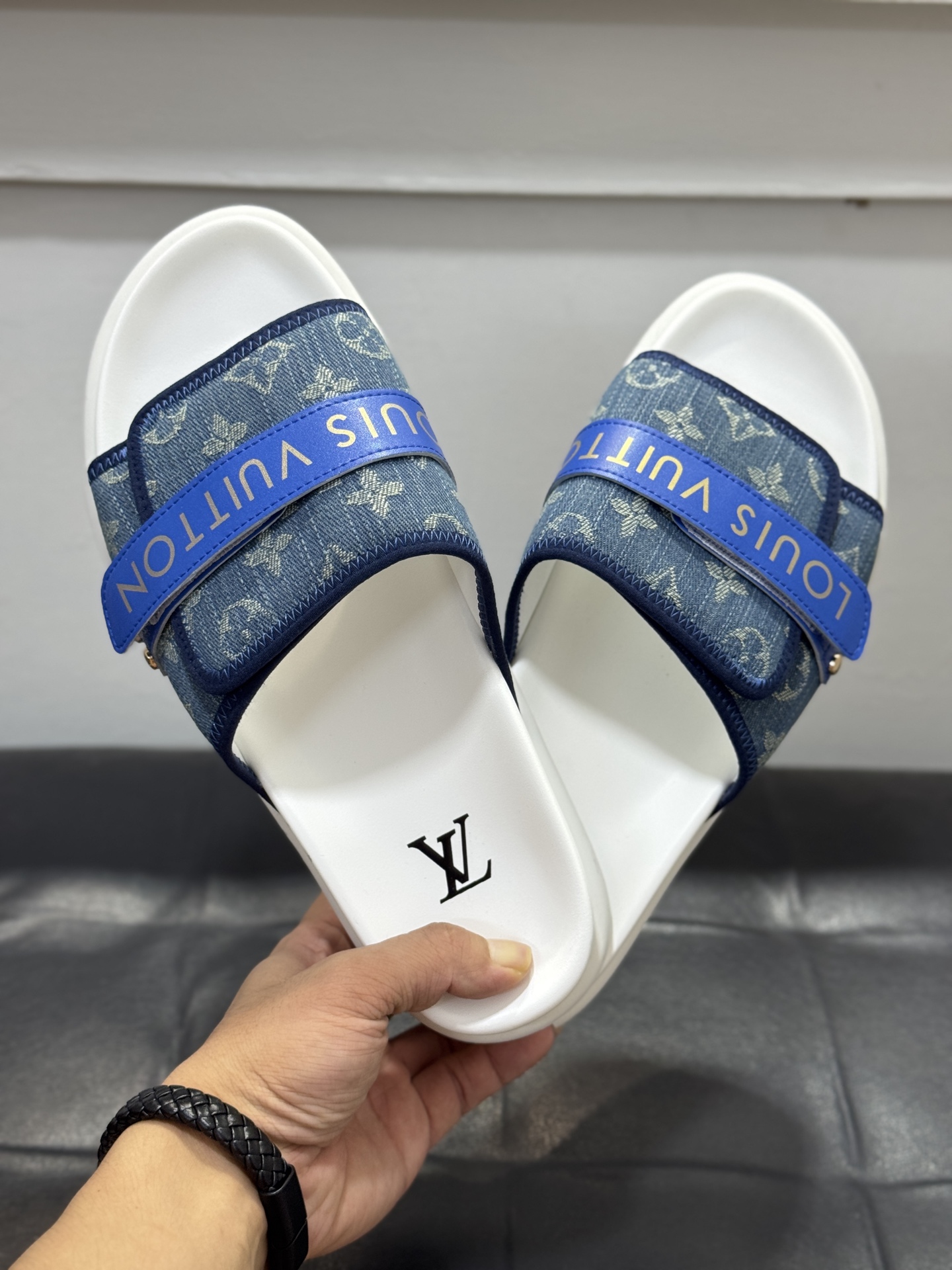 新作 LOUIS VUITTON(ルイ・ヴィトン)風 2026年春夏 デニム スライドサンダル 成型ソール 高品質 4色から選べます - 画像 (4)