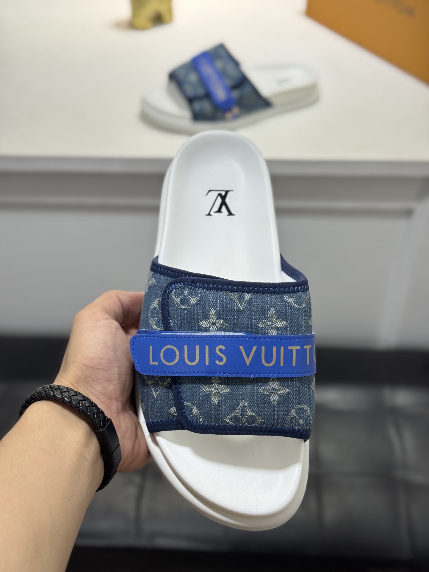 新作 LOUIS VUITTON(ルイ・ヴィトン)風 2026年春夏 デニム スライドサンダル 成型ソール 高品質 4色から選べます - 画像 (6)