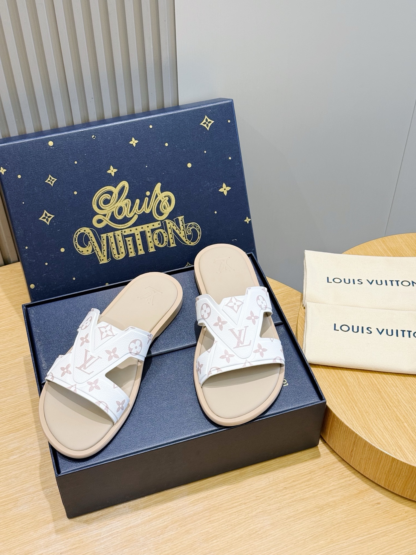 新品 LOUIS VUITTON(ルイ・ヴィトン)風 Waterfront サンダル モノグラム キャンバス 防水 軽量ソール 20色から選べます - 画像 (10)