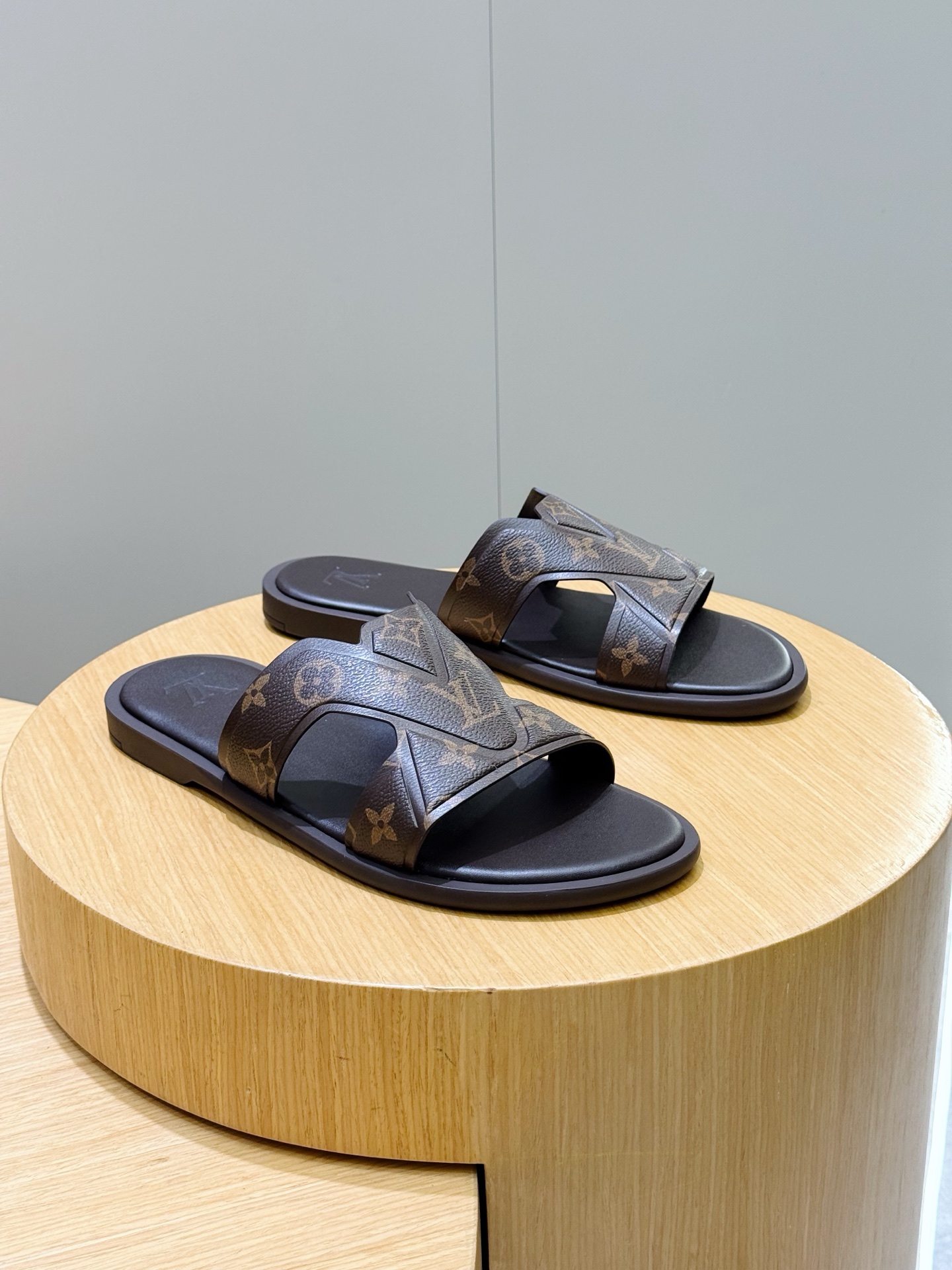 新品 LOUIS VUITTON(ルイ・ヴィトン)風 Waterfront サンダル モノグラム キャンバス 防水 軽量ソール 20色から選べます - 画像 (4)