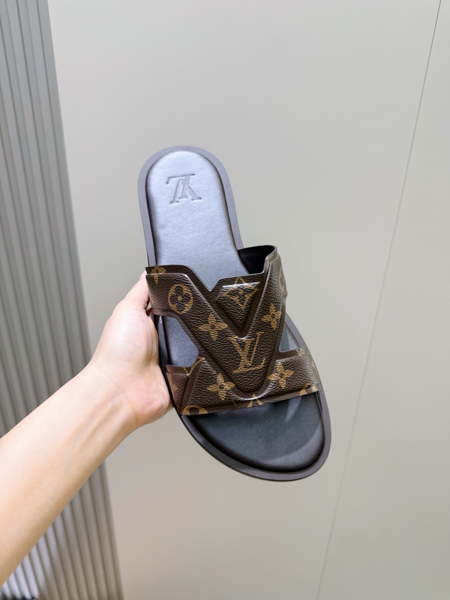 新品 LOUIS VUITTON(ルイ・ヴィトン)風 Waterfront サンダル モノグラム キャンバス 防水 軽量ソール 20色から選べます - 画像 (5)