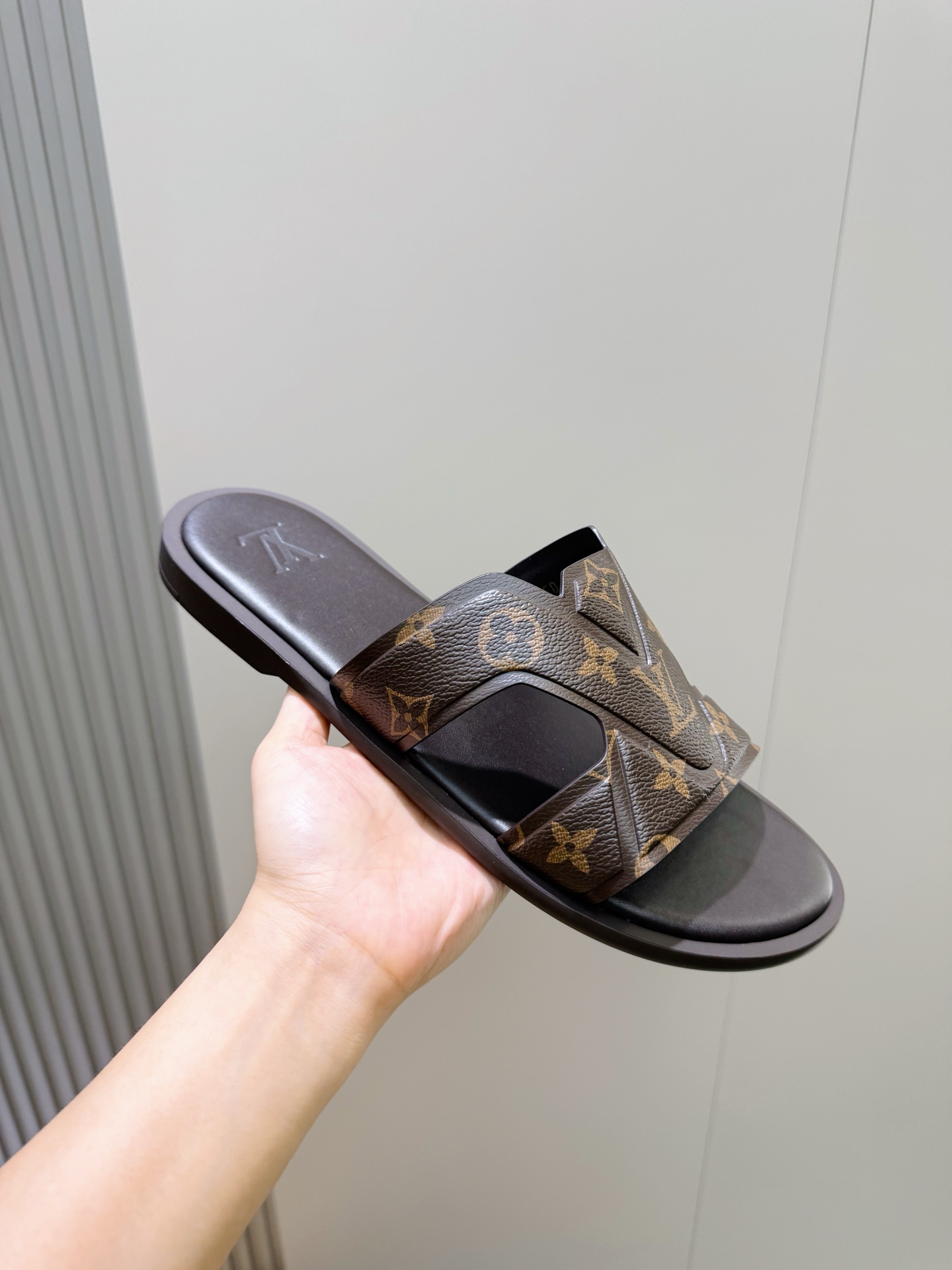 新品 LOUIS VUITTON(ルイ・ヴィトン)風 Waterfront サンダル モノグラム キャンバス 防水 軽量ソール 20色から選べます - 画像 (6)