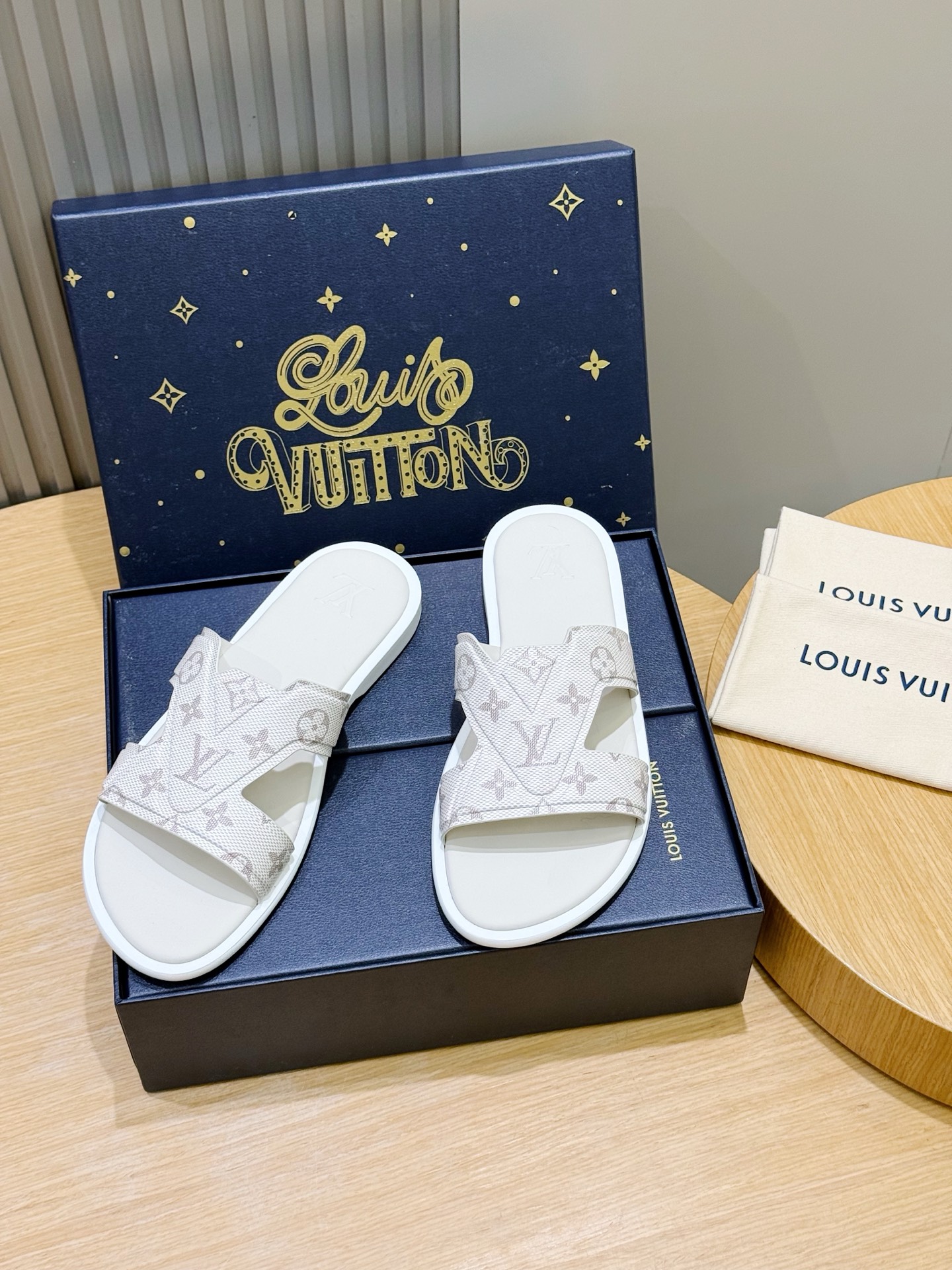 新品 LOUIS VUITTON(ルイ・ヴィトン)風 Waterfront サンダル モノグラム キャンバス 防水 軽量ソール 20色から選べます - 画像 (8)