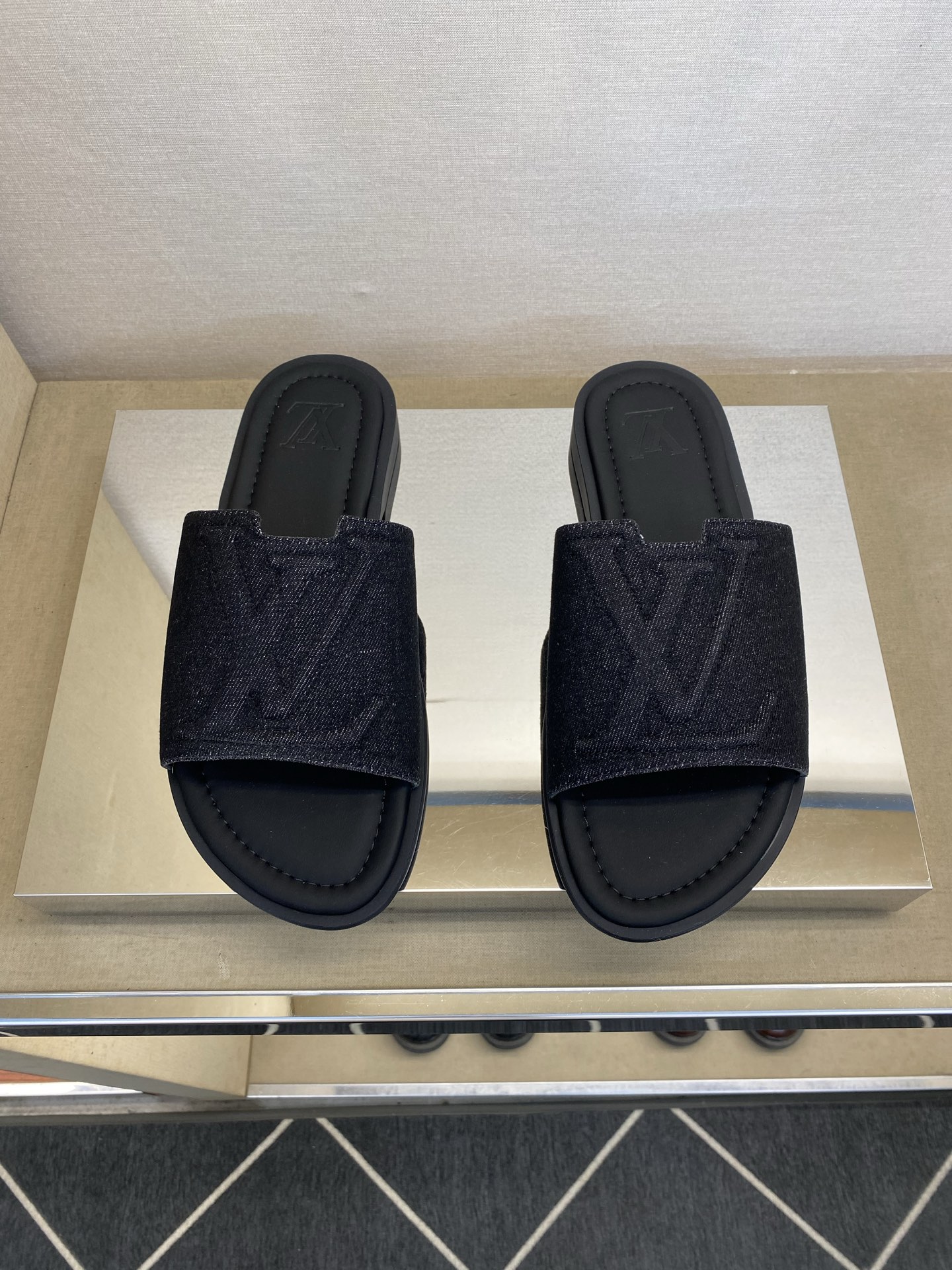 新品 LOUIS VUITTON(ルイ・ヴィトン)風 Waterfront サンダル モノグラム キャンバス 防水 軽量ソール4色から選べます - 画像 (2)
