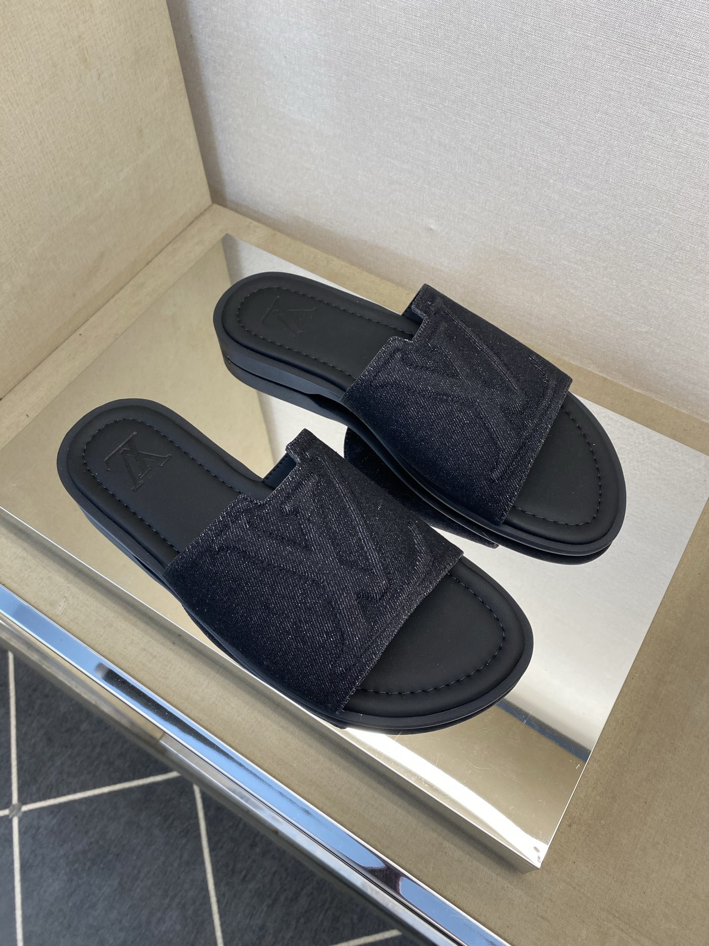 新品 LOUIS VUITTON(ルイ・ヴィトン)風 Waterfront サンダル モノグラム キャンバス 防水 軽量ソール4色から選べます - 画像 (4)