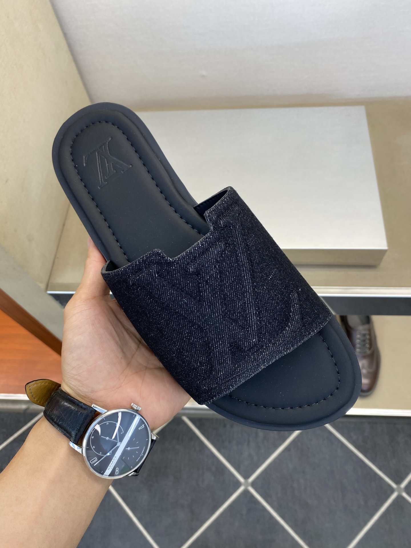 新品 LOUIS VUITTON(ルイ・ヴィトン)風 Waterfront サンダル モノグラム キャンバス 防水 軽量ソール4色から選べます - 画像 (5)