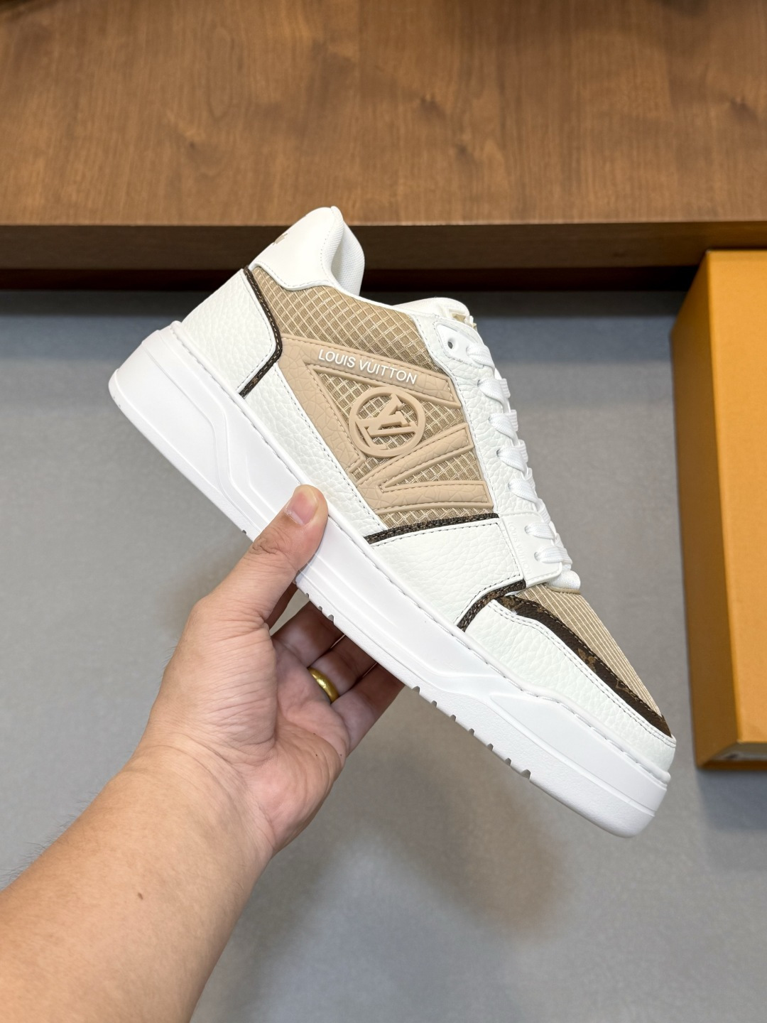 新品LOUIS VUITTON(ルイ・ヴィトン)風 Trainer スニーカー メンズ 新色 レザー×メッシュ ヴァージル・アブロー コラボ風 人気 - 画像 (4)