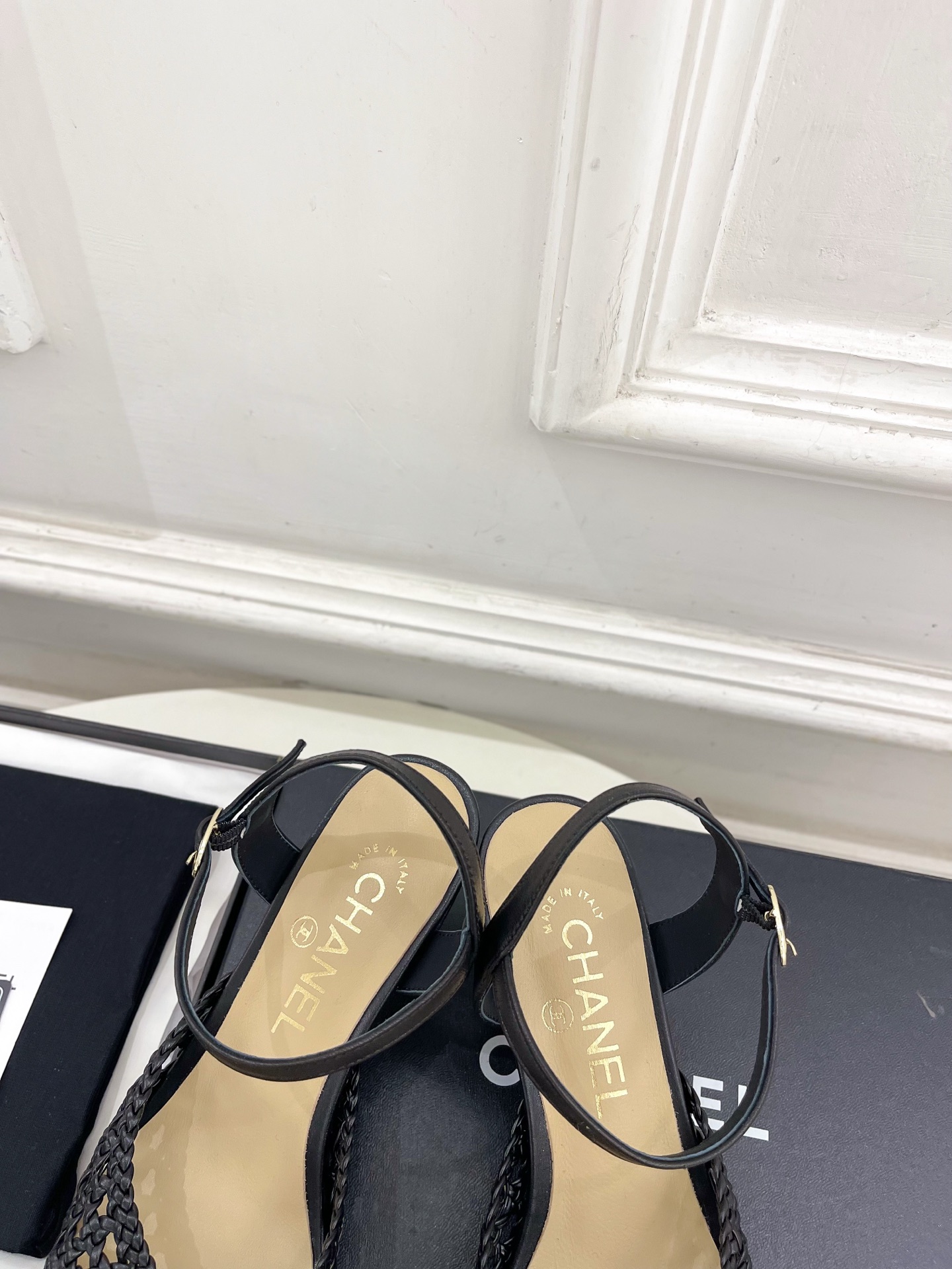CHANEL シャネル サンダル 2026春夏 ダブルC ウェーブ ストラップ レプリカ レザー 黒