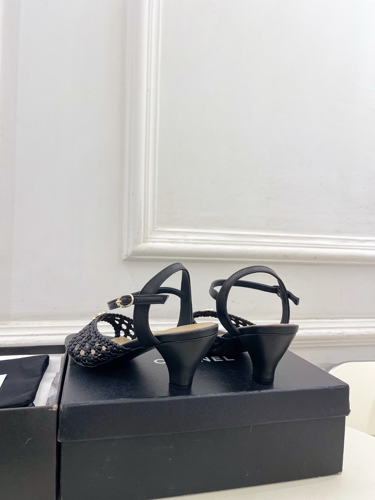 CHANEL シャネル サンダル 2026春夏 ダブルC ウェーブ ストラップ レプリカ レザー 黒