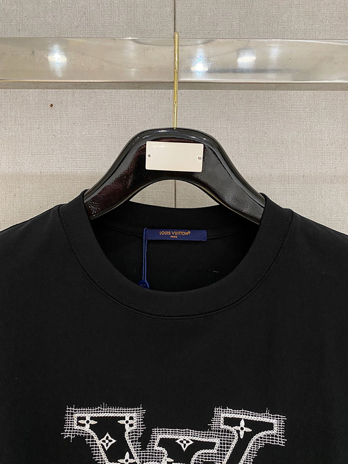 ルイヴィトン服コピー 人気店 Louis Vuitton 2026 SS プレ・スプリング 新作 刺繍入りコットンクルーネックTシャツ JP4649(1158)ルイヴィトン Tシャツ黒 - 画像 (2)
