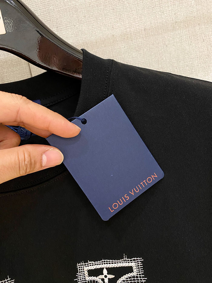 ルイヴィトン服コピー 人気店 Louis Vuitton 2026 SS プレ・スプリング 新作 刺繍入りコットンクルーネックTシャツ JP4649(1158)ルイヴィトン Tシャツ黒 - 画像 (7)